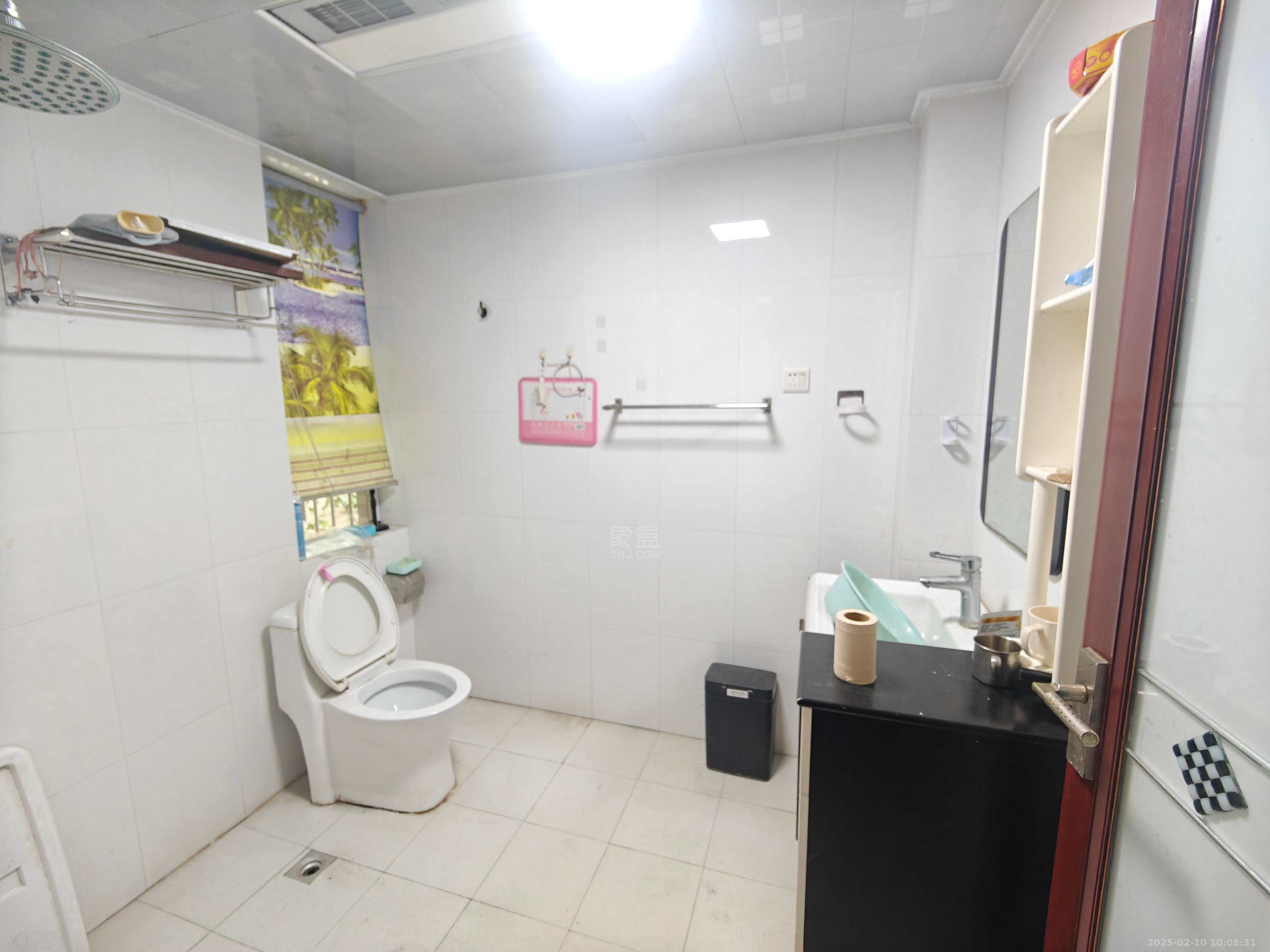 东湖小区  3室2厅2卫   1600.00元/月室内图