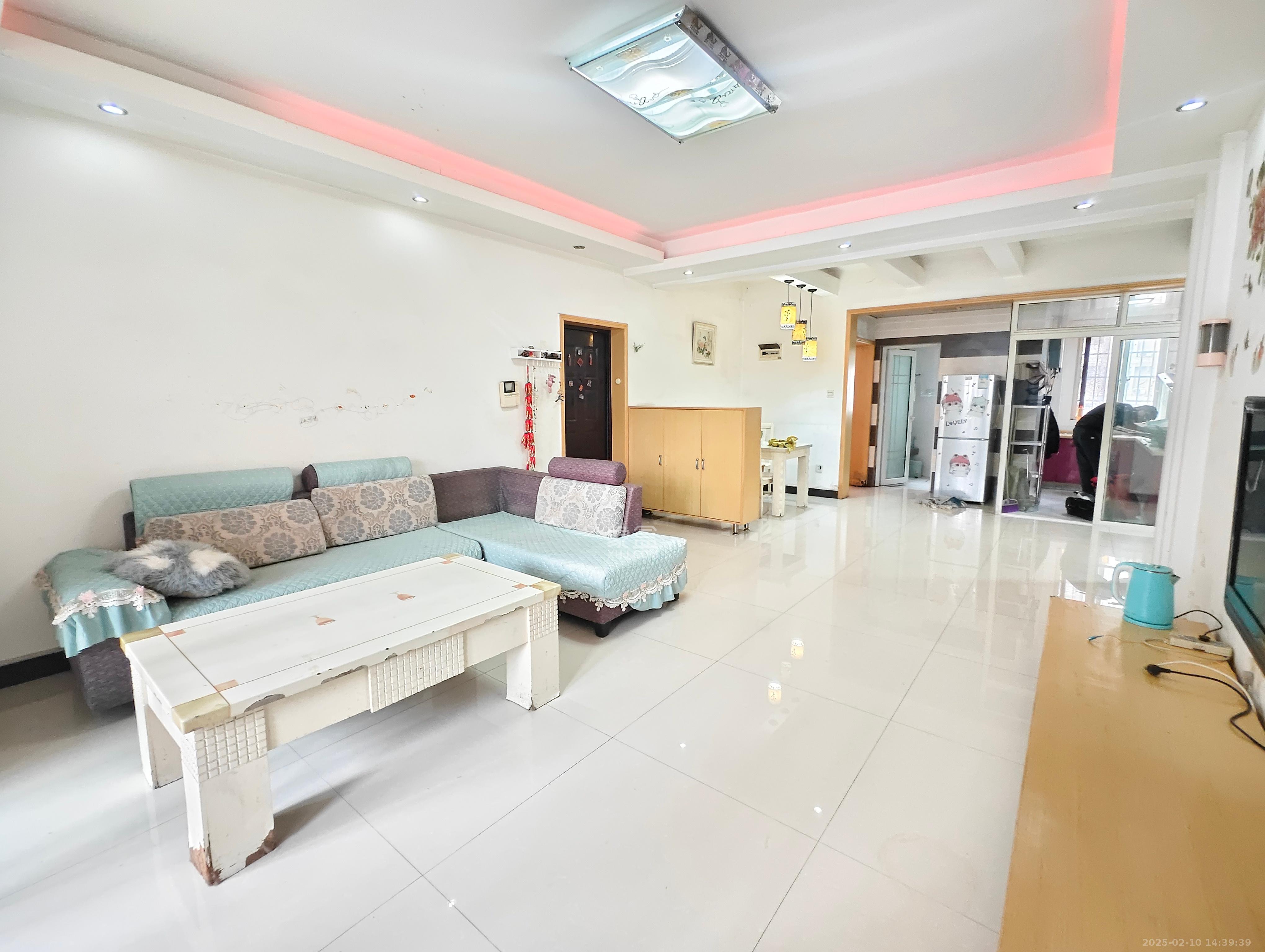 荣鑫家园 1室0厅0卫 1800.0元/月 荣鑫家园 1室0厅0卫 1800.0元/月室内图