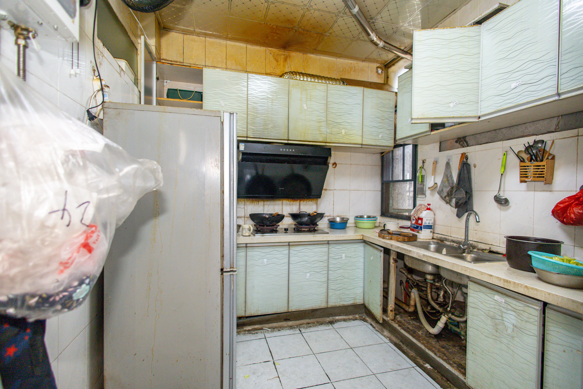 聚鑫大厦 6室1厅3卫 70.0万 聚鑫大厦 6室1厅3卫 70.0万厨房