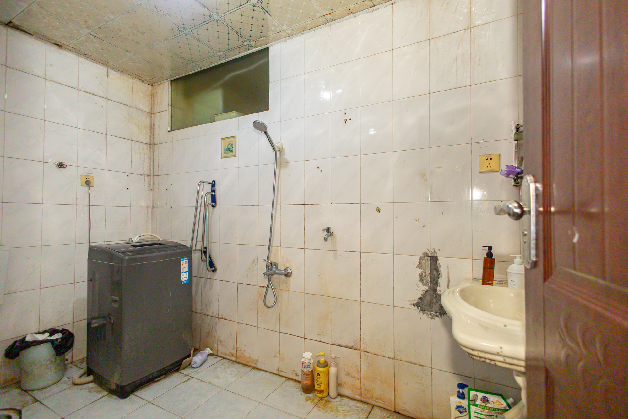 聚鑫大厦 6室1厅3卫 70.0万 聚鑫大厦 6室1厅3卫 70.0万卫生间