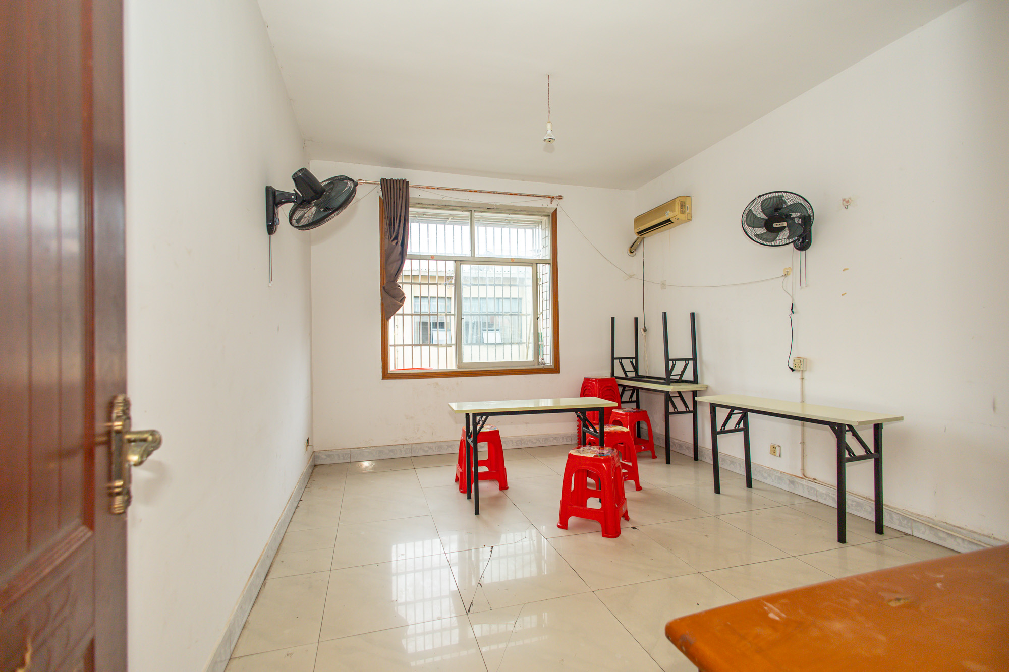 聚鑫大厦 6室1厅3卫 70.0万 聚鑫大厦 6室1厅3卫 70.0万卧室