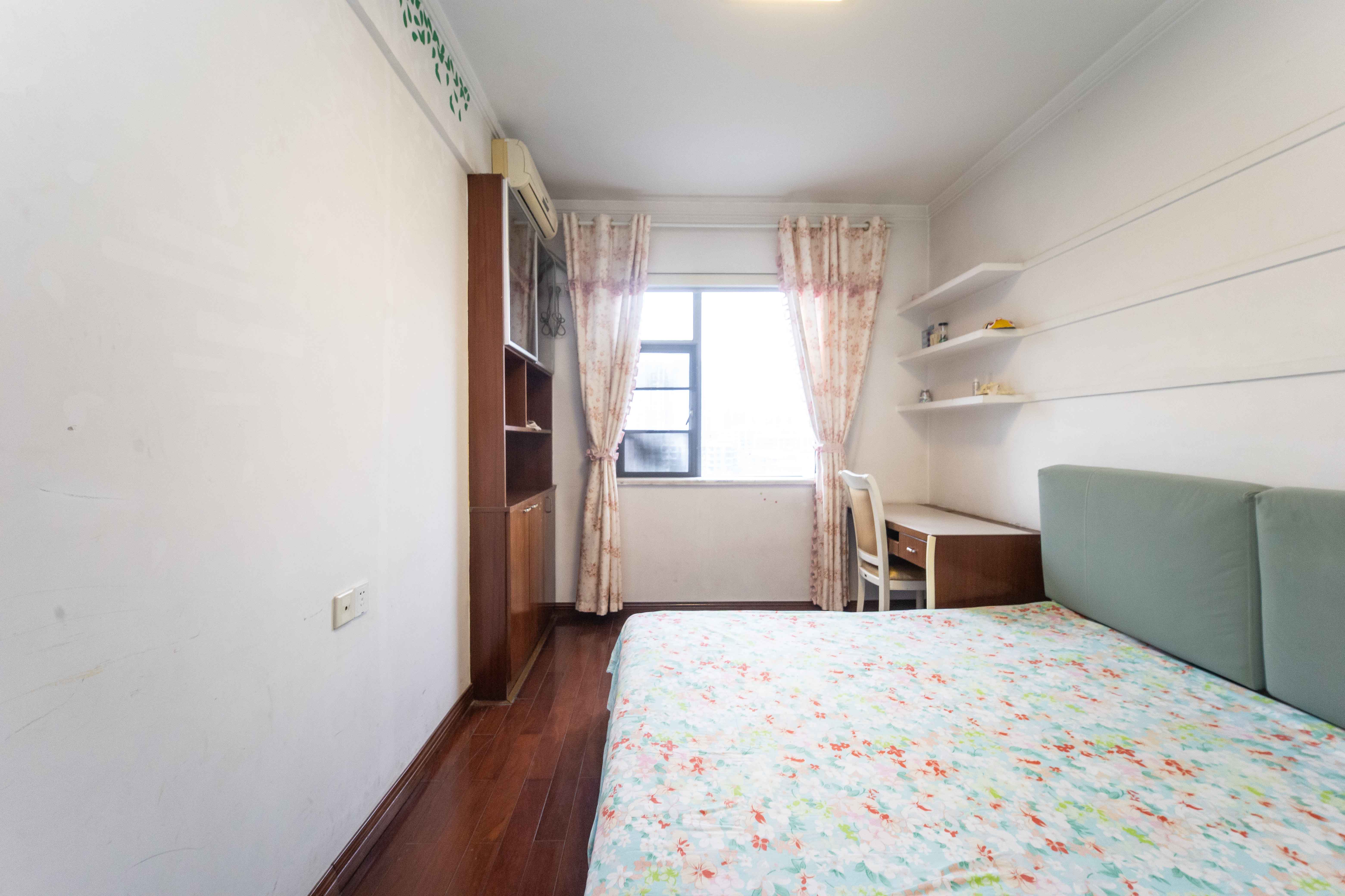 银港水晶城  3室2厅1卫    110.0万 银港水晶城  3室2厅1卫    110.0万室内图1