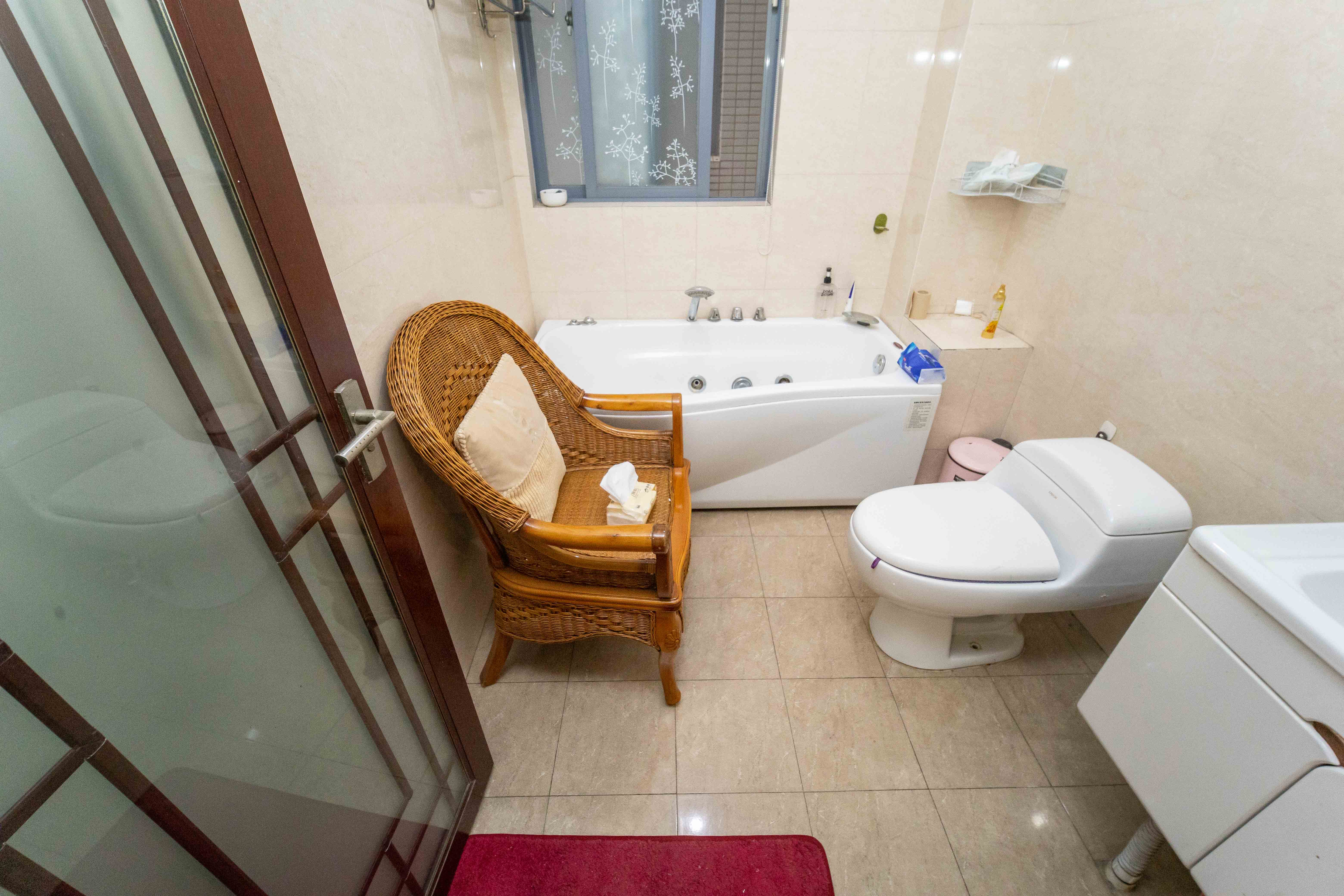 银港水晶城  3室2厅1卫    110.0万 银港水晶城  3室2厅1卫    110.0万卫生间