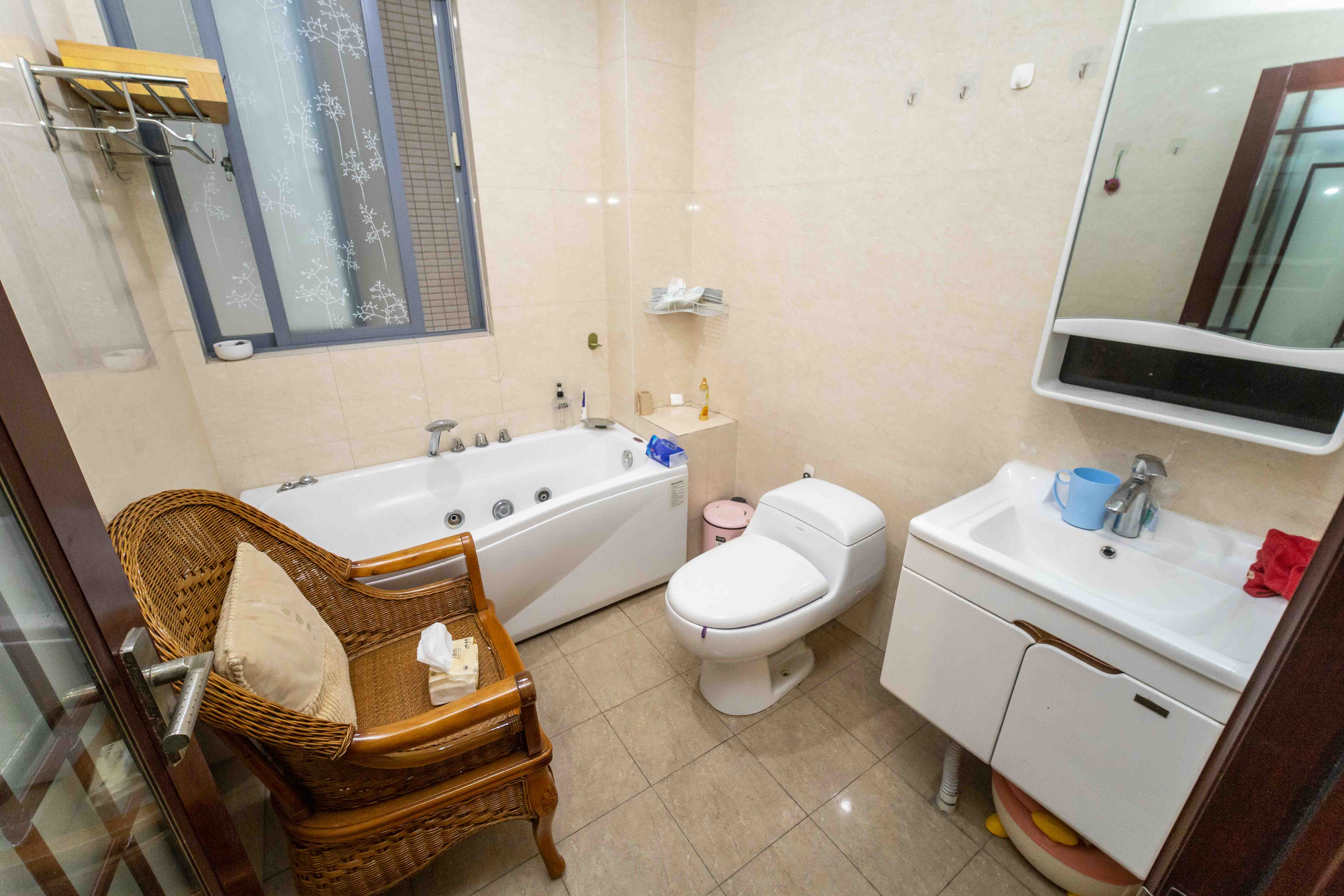 银港水晶城  3室2厅1卫    110.0万 银港水晶城  3室2厅1卫    110.0万卫生间