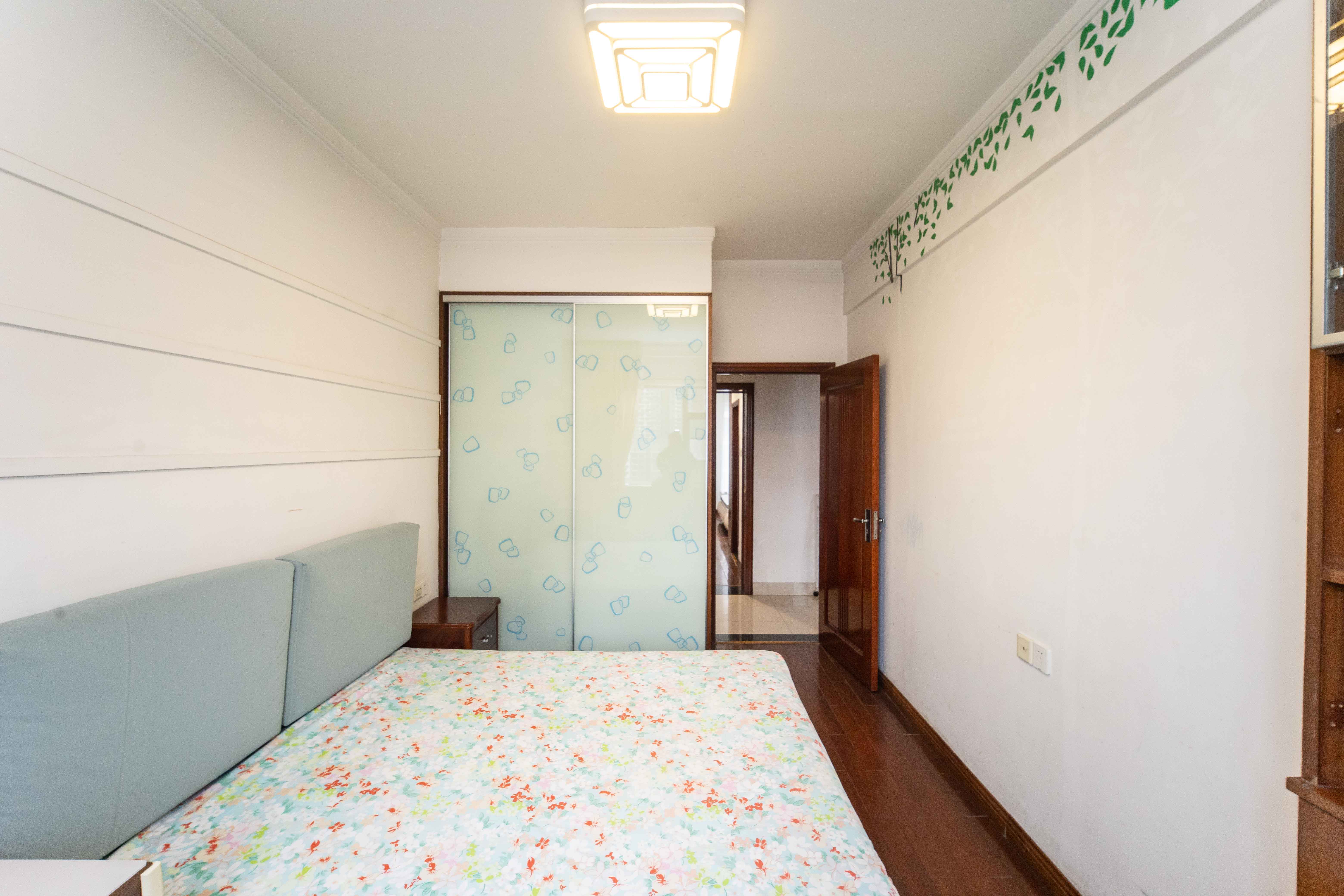 银港水晶城  3室2厅1卫    110.0万 银港水晶城  3室2厅1卫    110.0万卧室