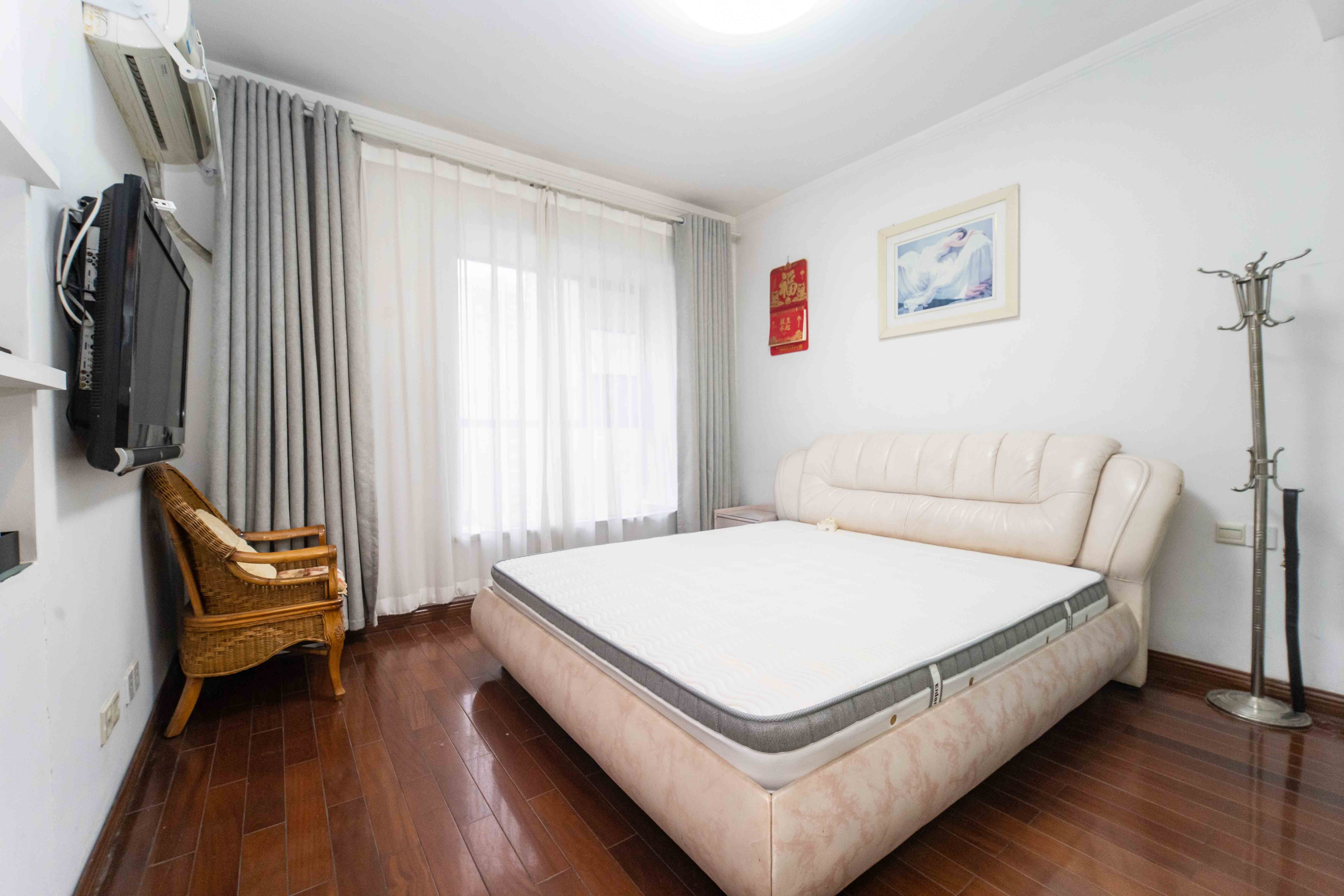 银港水晶城  3室2厅1卫    110.0万 银港水晶城  3室2厅1卫    110.0万卧室