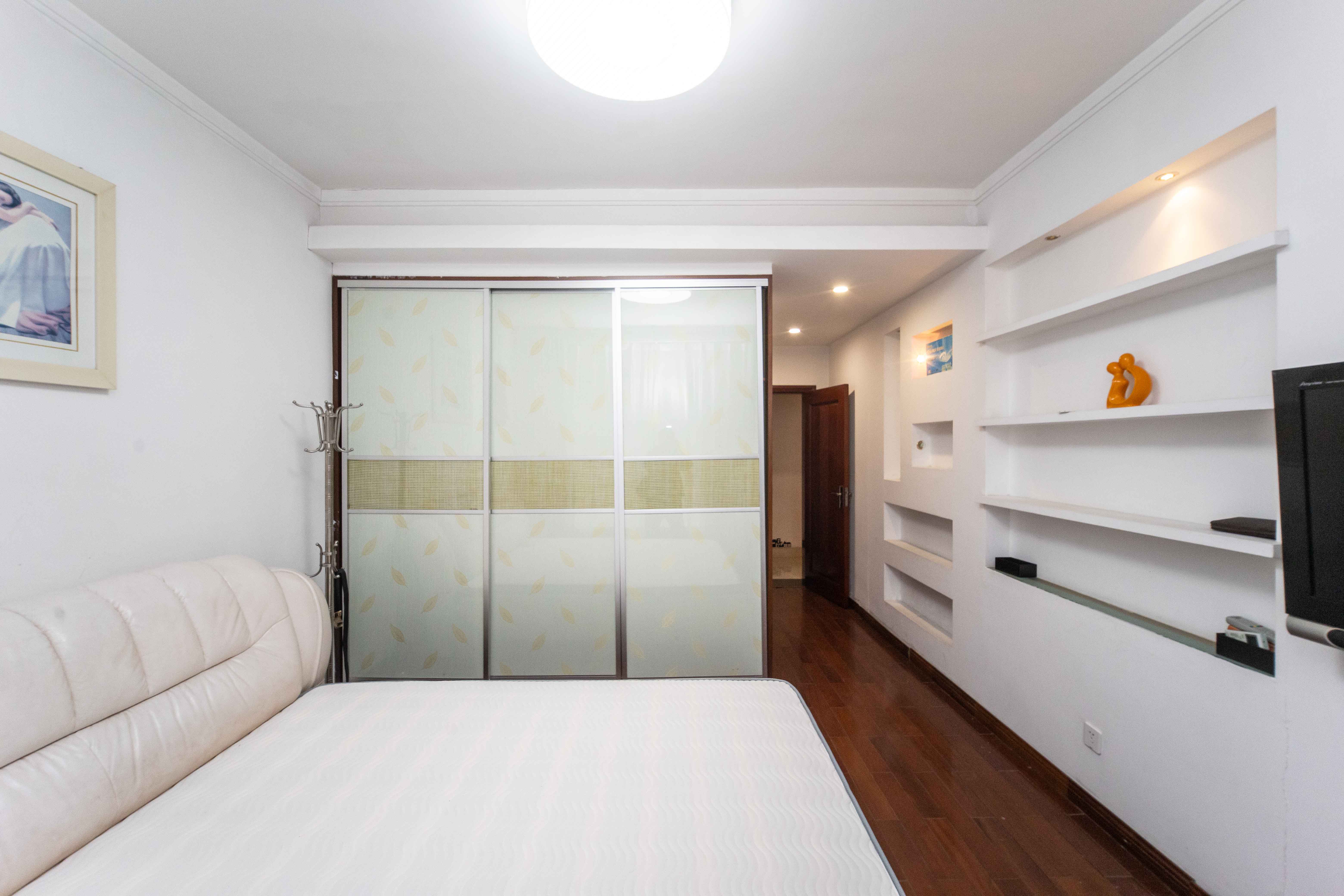 银港水晶城  3室2厅1卫    110.0万 银港水晶城  3室2厅1卫    110.0万卧室