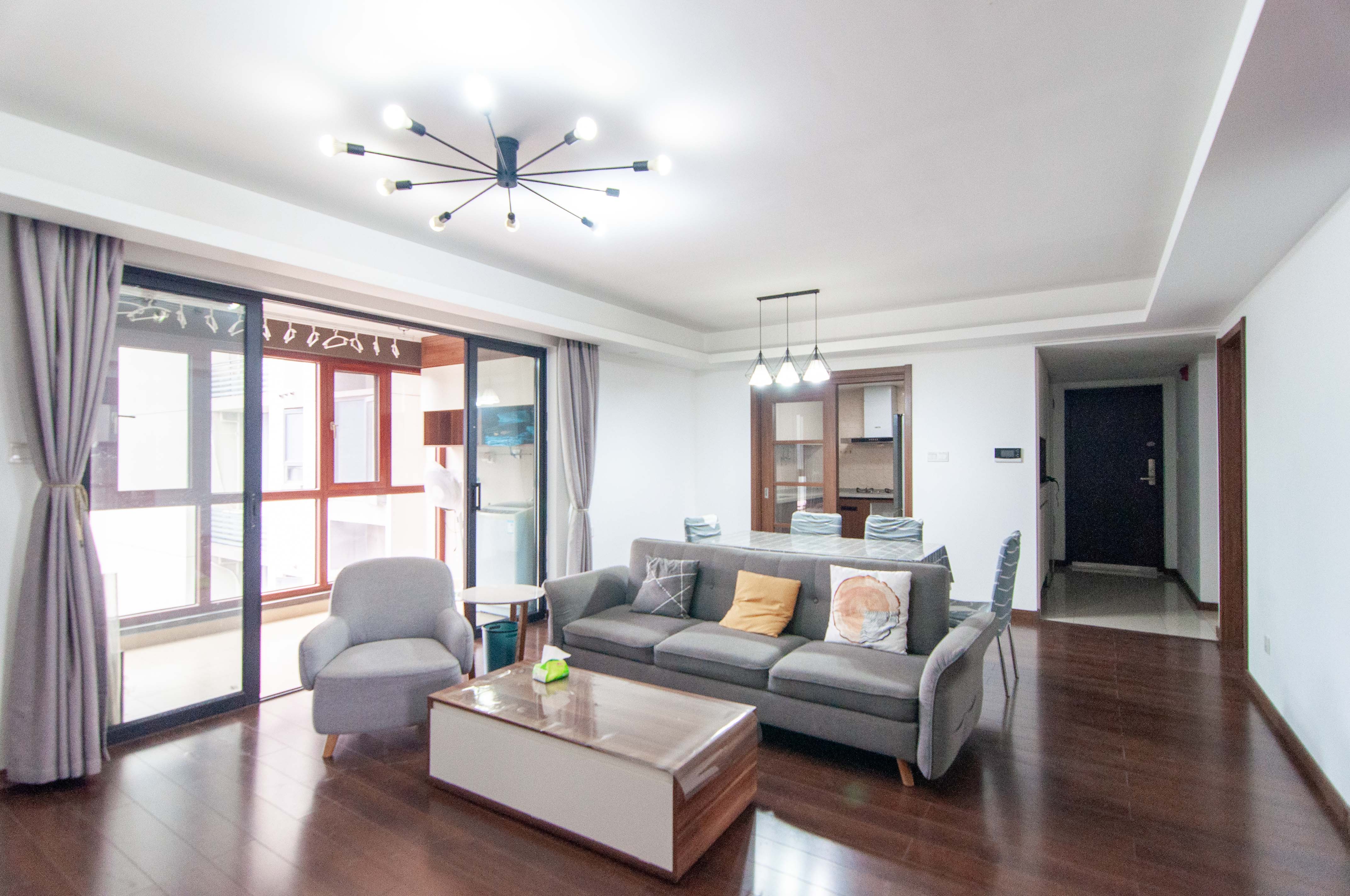 万科里梅溪郡 4室2厅1卫 228.0万 万科里梅溪郡 4室2厅1卫 228.0万客厅