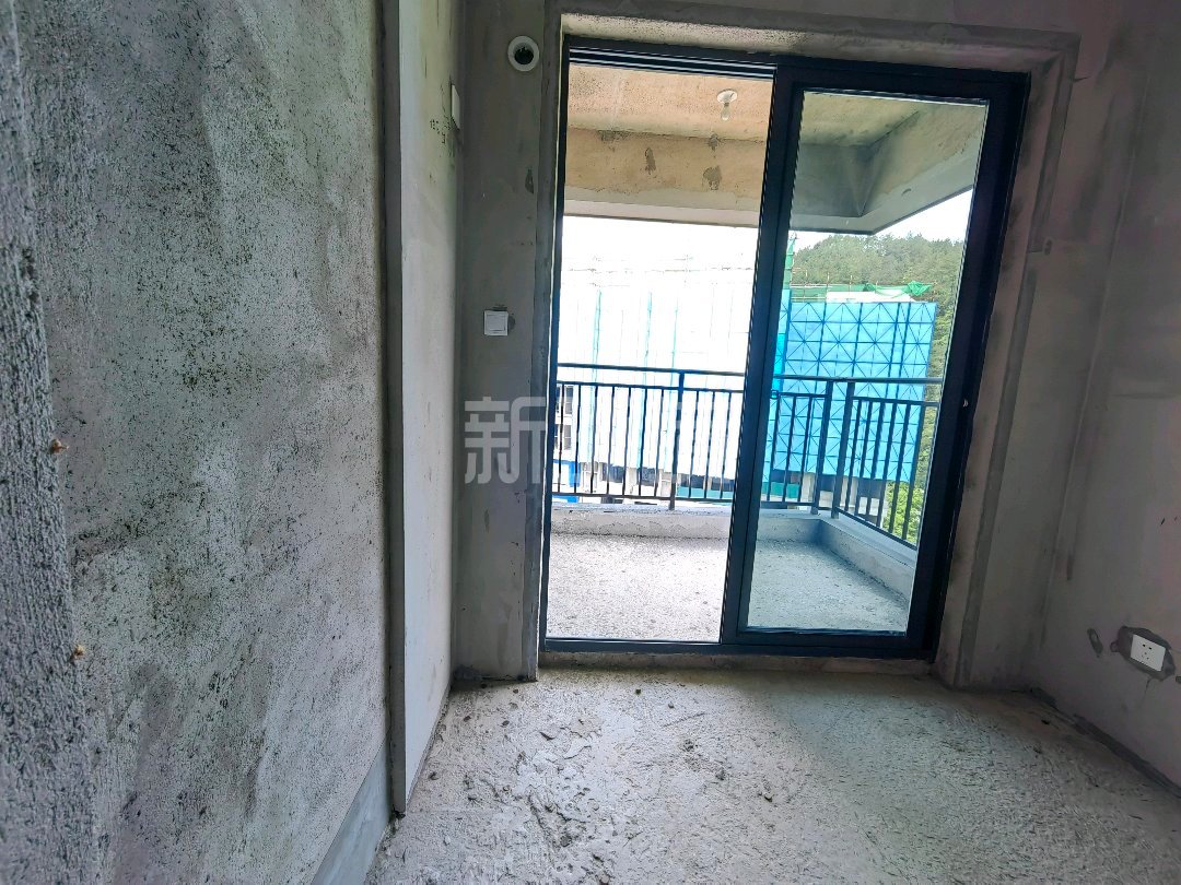 中建凤栖台  4室2厅2卫   65.00万客厅