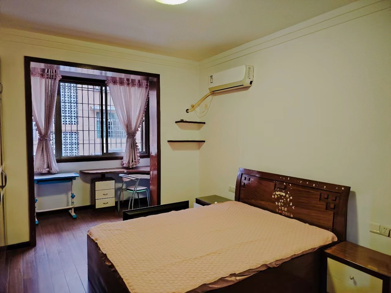 八一安居小区  3室1厅2卫    1200.0元/月