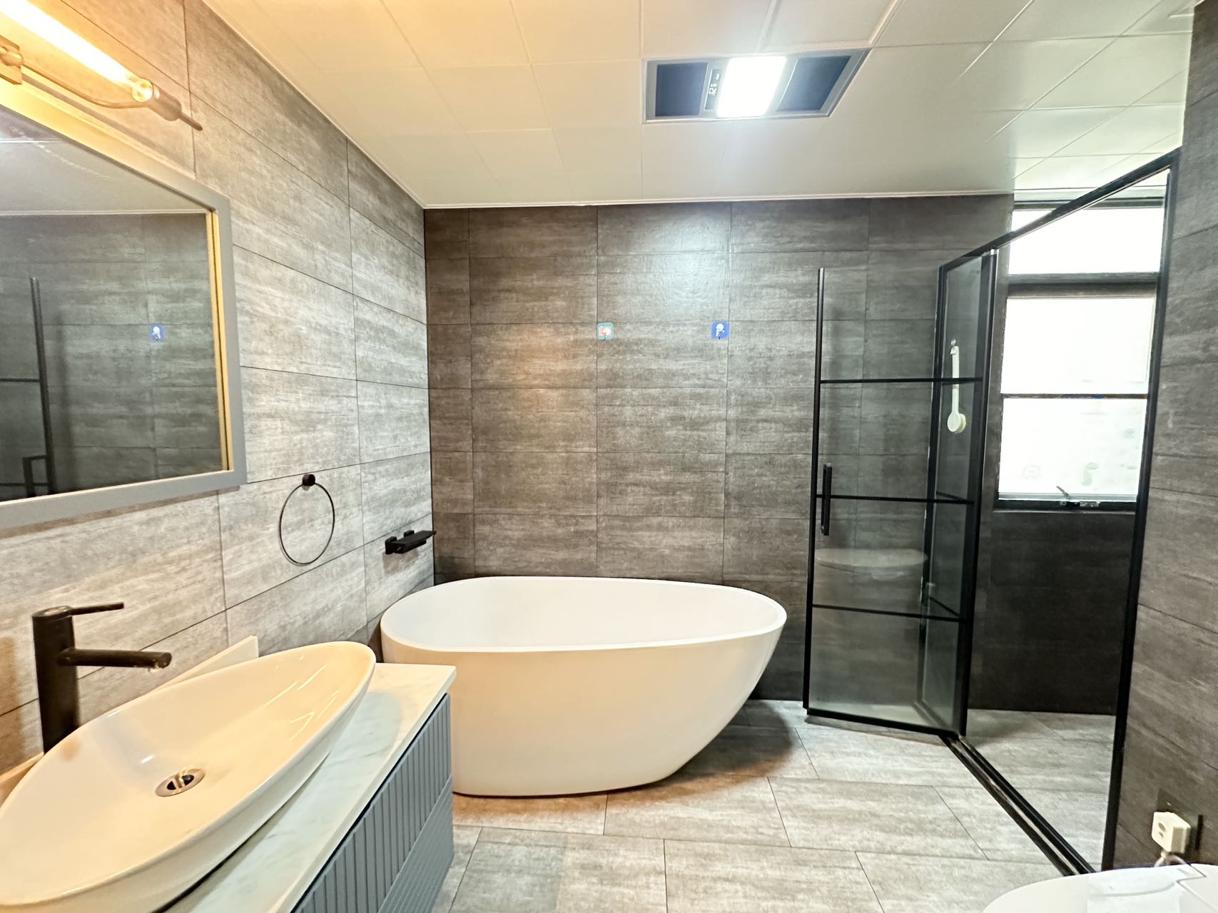 海航豪庭北苑 3室2厅2卫 355.0万 海航豪庭北苑 3室2厅2卫 355.0万客厅