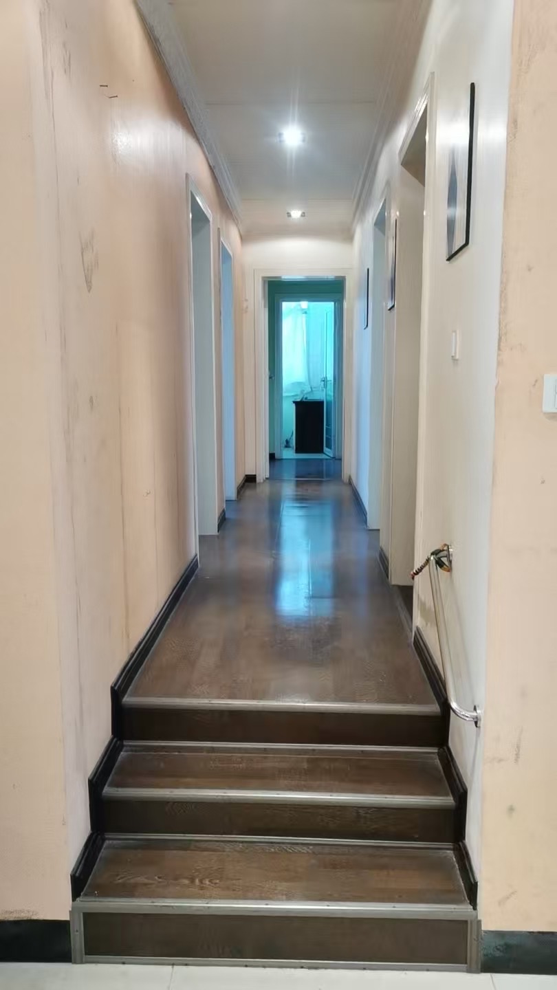 龙泉花园  4室2厅2卫    69.8万 龙泉花园  4室2厅2卫    69.8万客厅