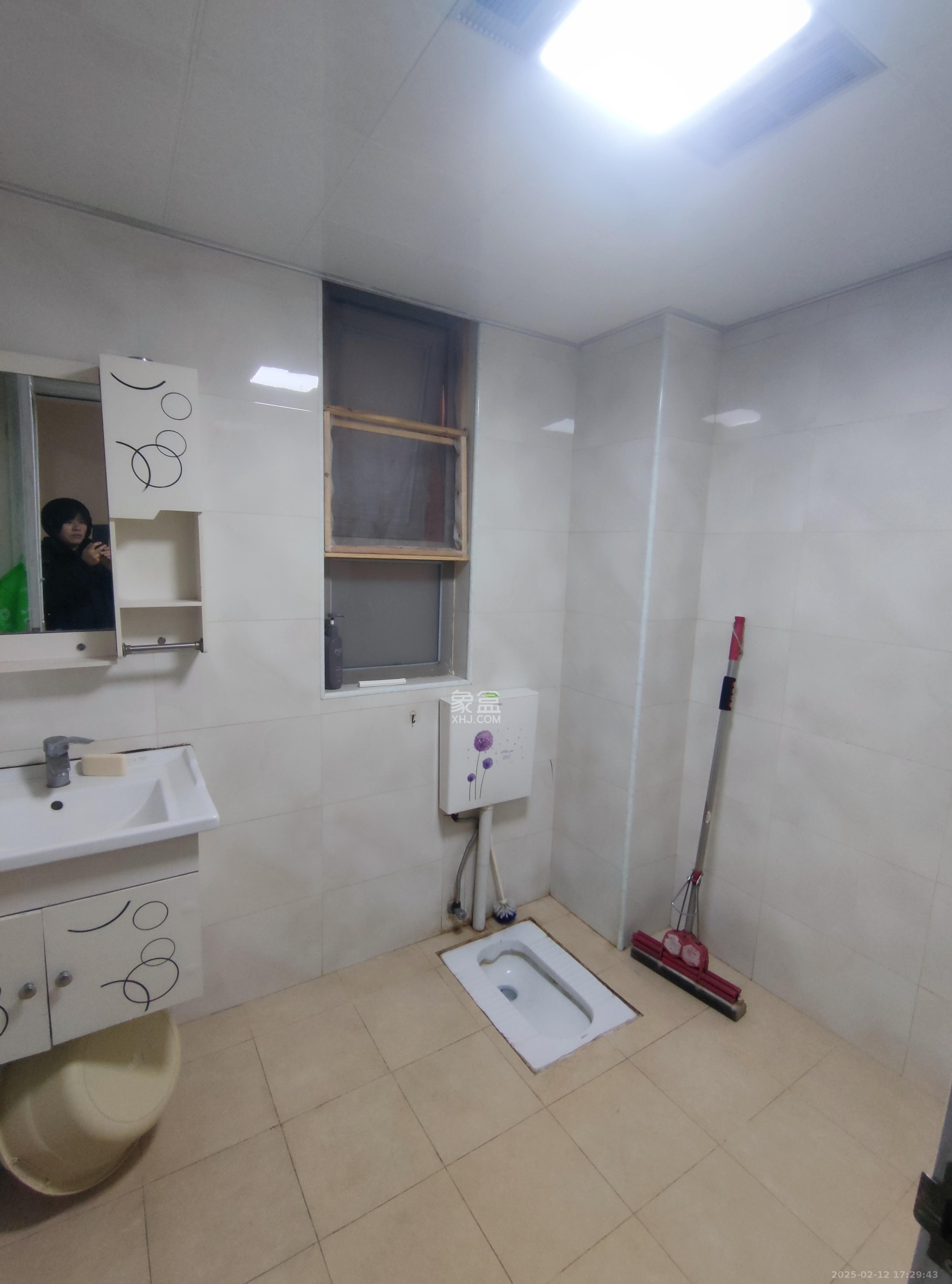 怡海星城  1室2厅1卫   2400.00元/月室内图