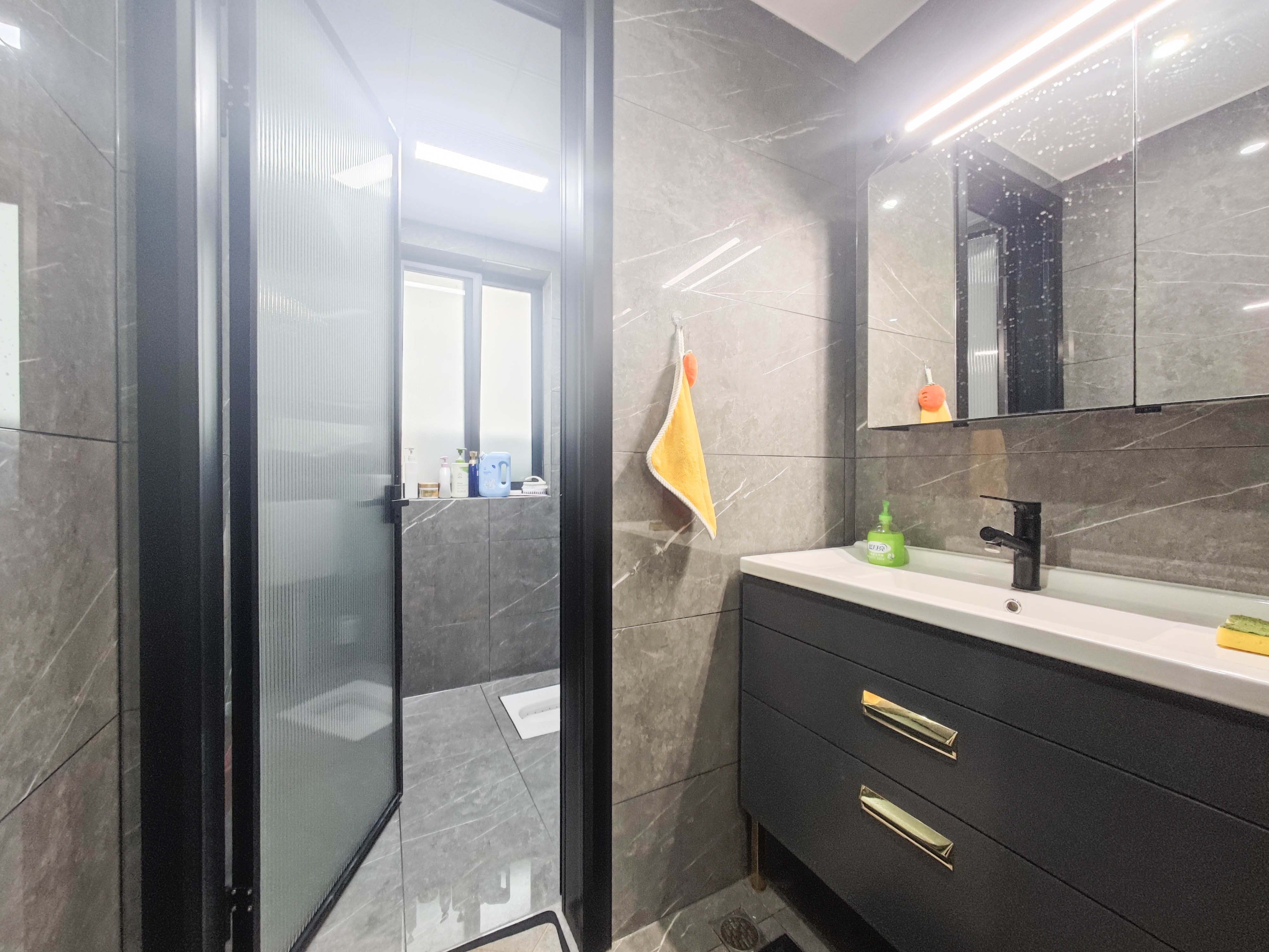 长房半岛蓝湾（观山月）  5室2厅2卫    185.0万卫生间