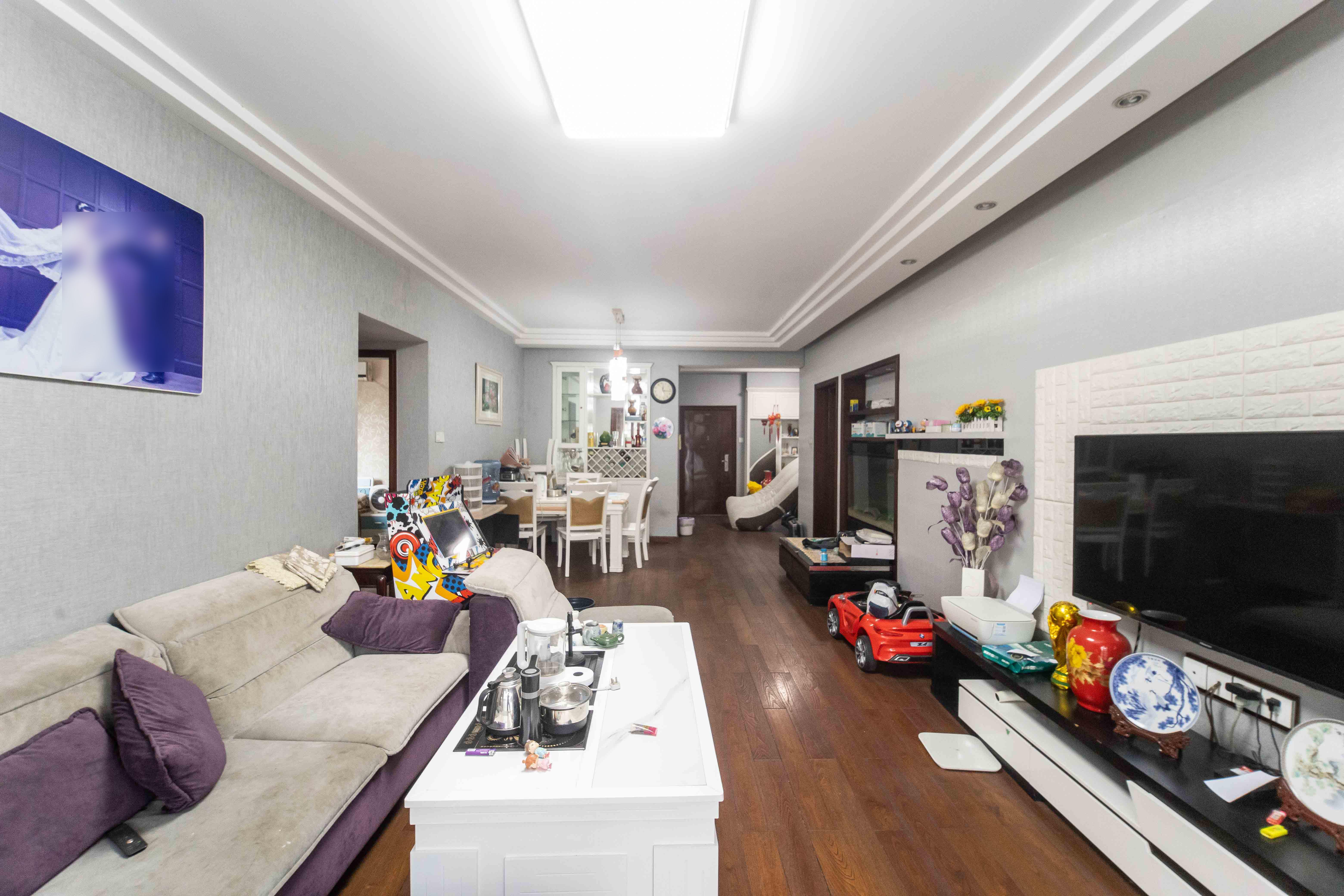 银港水晶城  4室2厅2卫    113.8万客厅