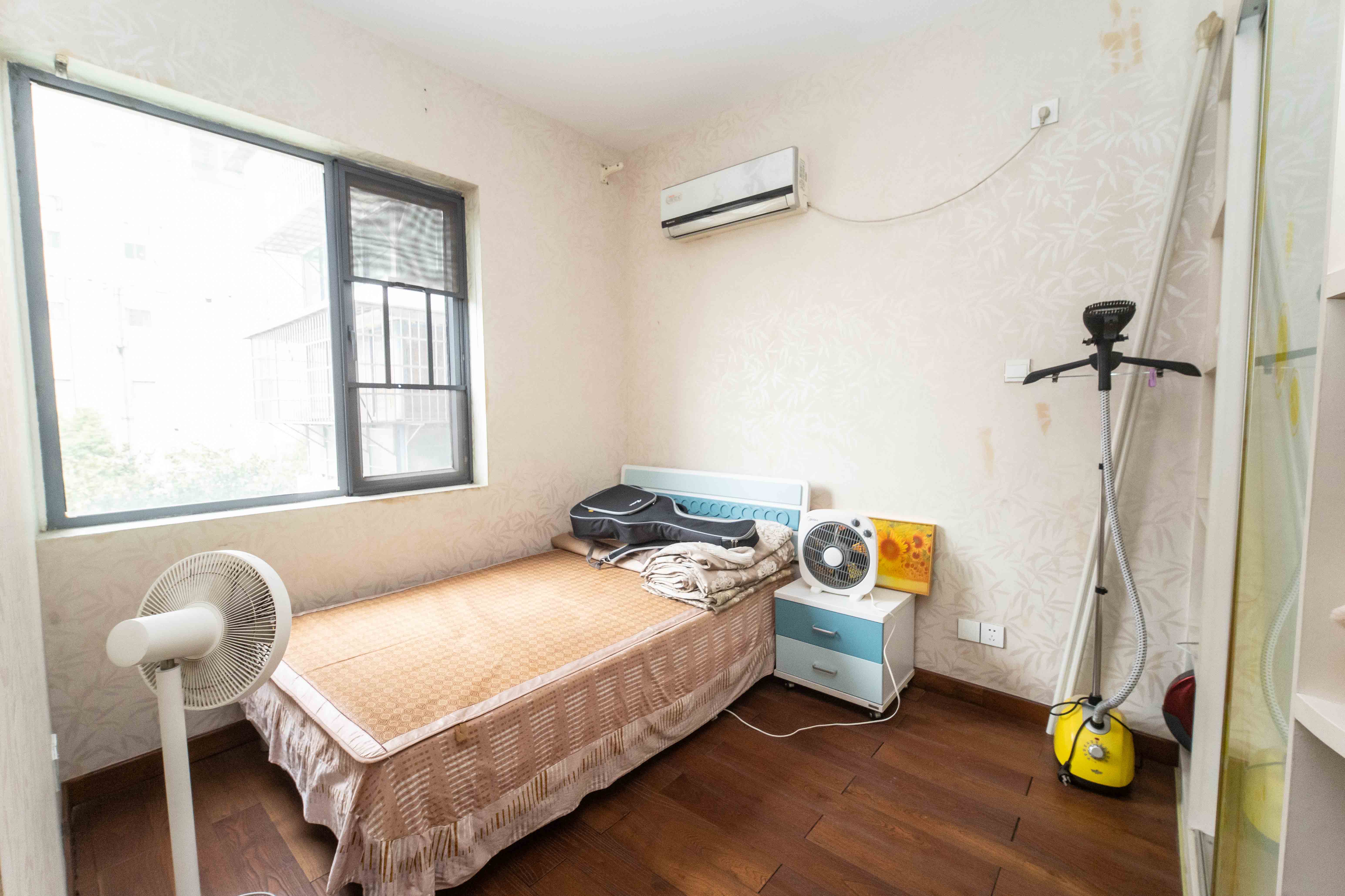 银港水晶城  4室2厅2卫    113.8万卧室