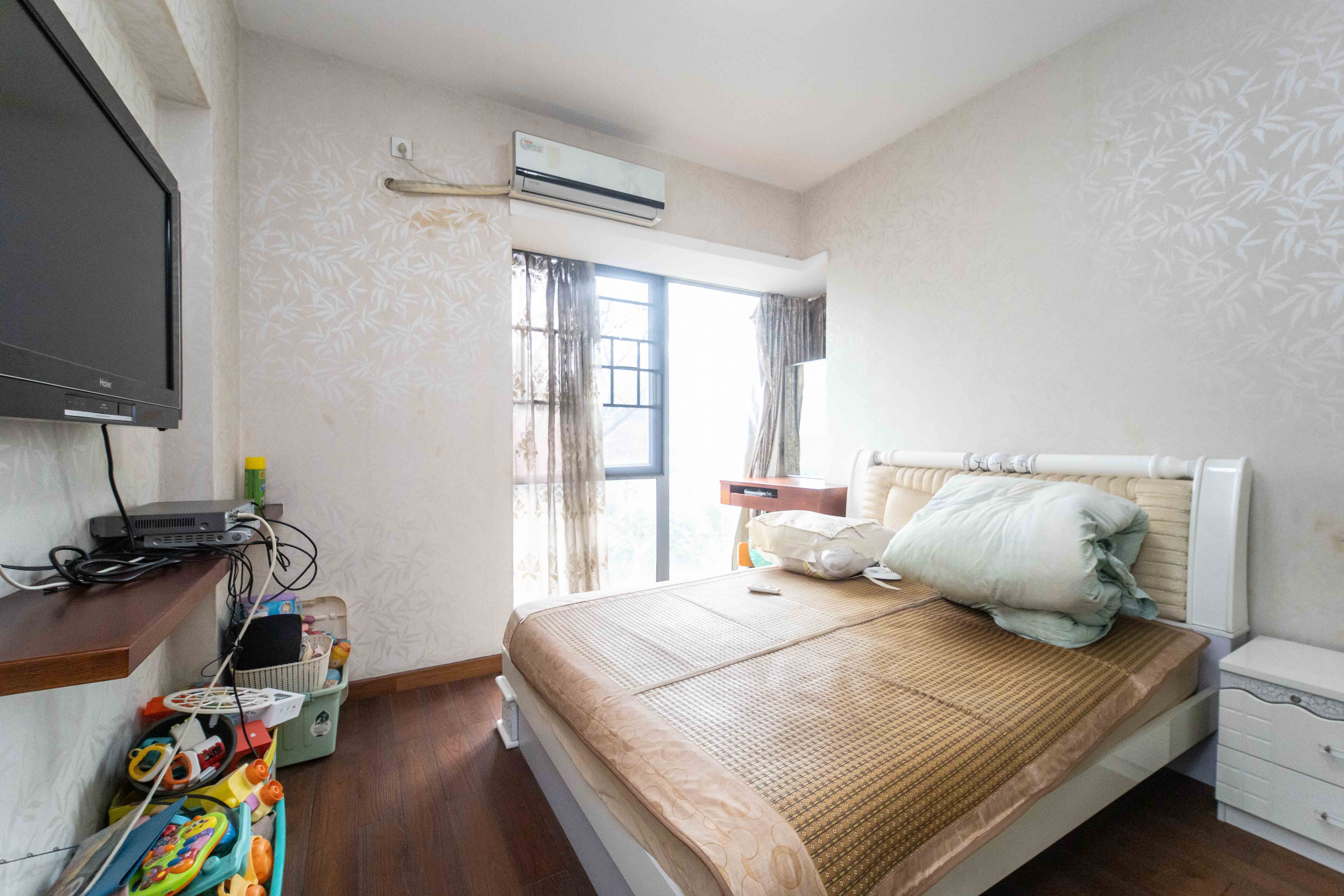 银港水晶城  4室2厅2卫    113.8万卧室