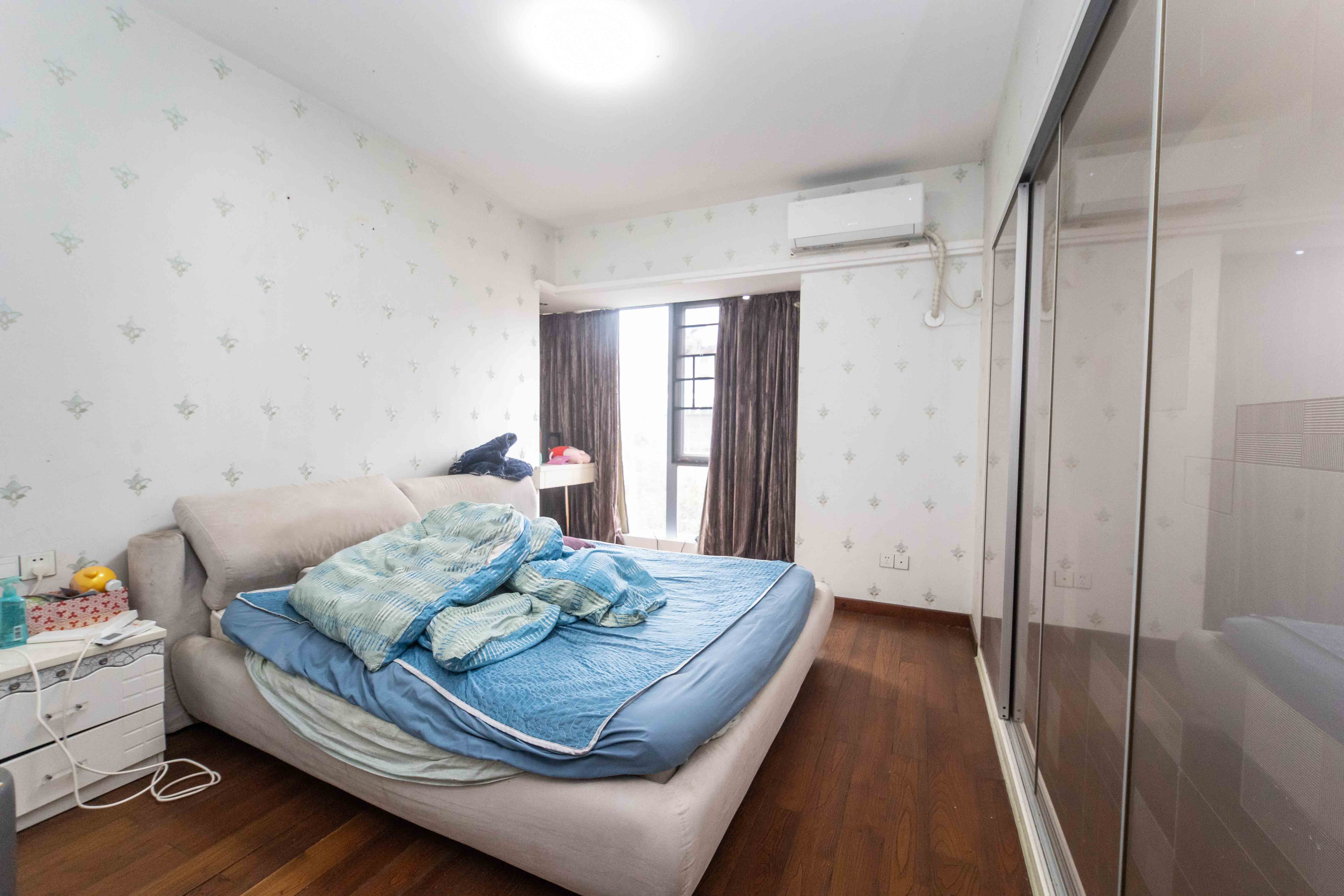 银港水晶城  4室2厅2卫    113.8万卧室