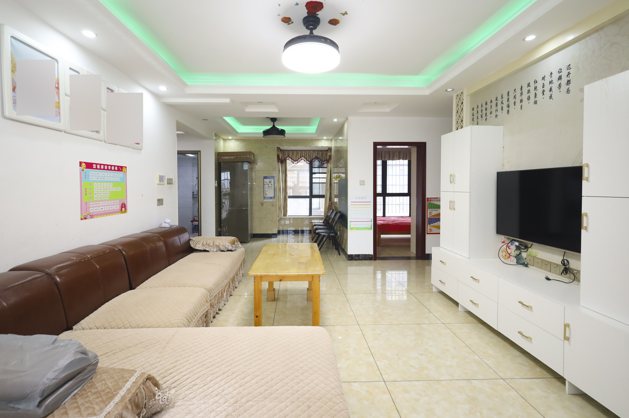 秀峰景园(领秀峰) 1室2厅1卫 80.0万 秀峰景园(领秀峰) 1室2厅1卫 80.0万客厅