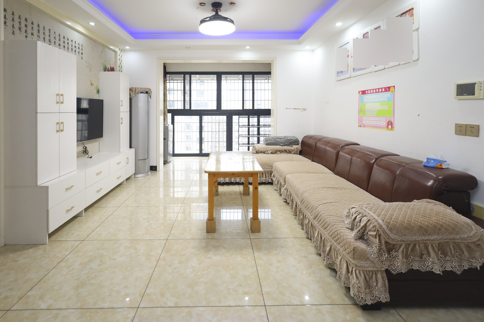 秀峰景园(领秀峰) 1室2厅1卫 80.0万 秀峰景园(领秀峰) 1室2厅1卫 80.0万客厅