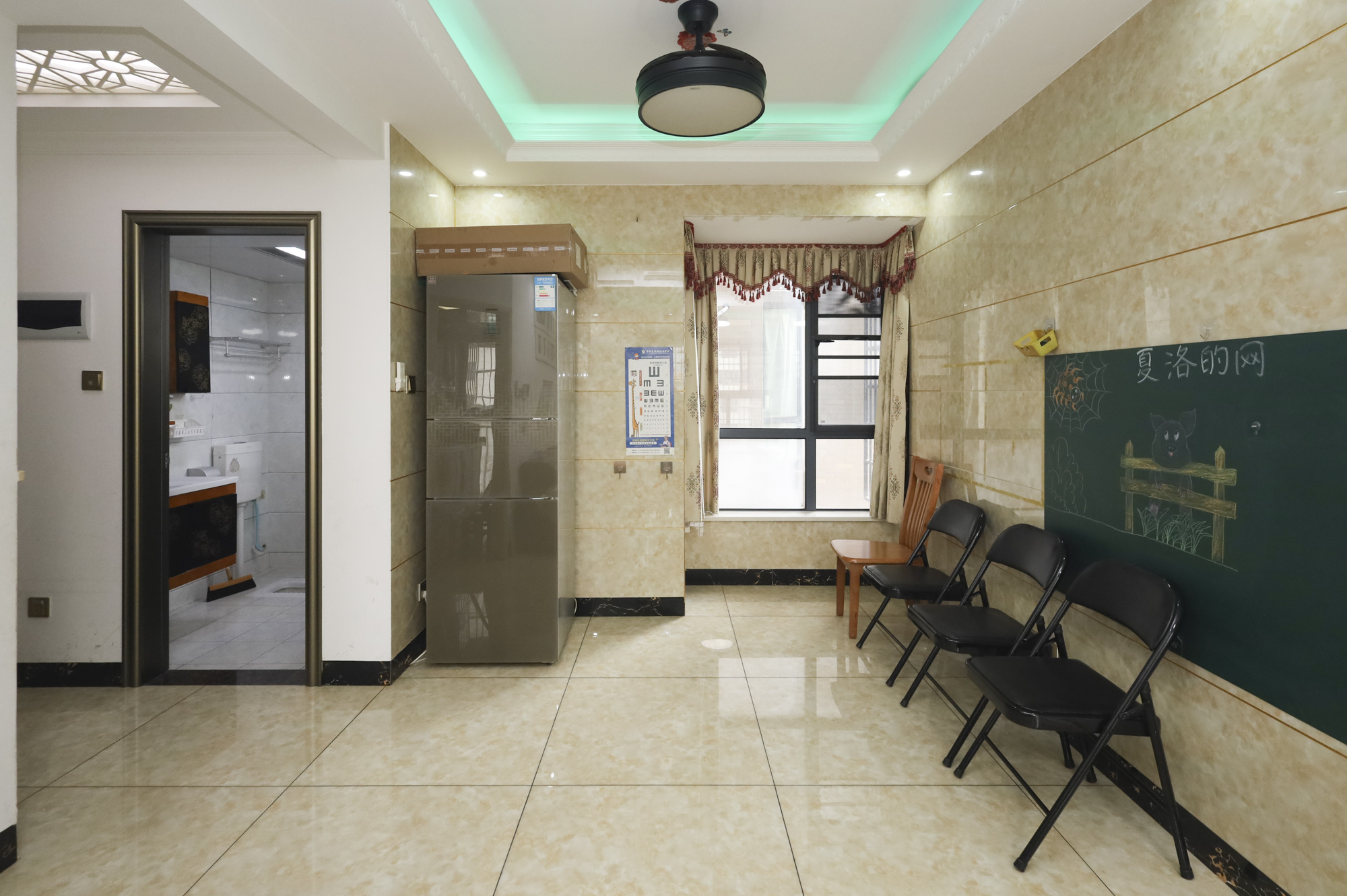 秀峰景园(领秀峰) 1室2厅1卫 80.0万 秀峰景园(领秀峰) 1室2厅1卫 80.0万客厅