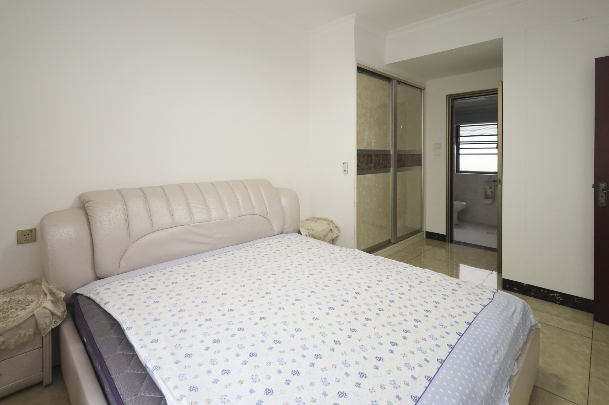 秀峰景园(领秀峰) 1室2厅1卫 80.0万 秀峰景园(领秀峰) 1室2厅1卫 80.0万卧室