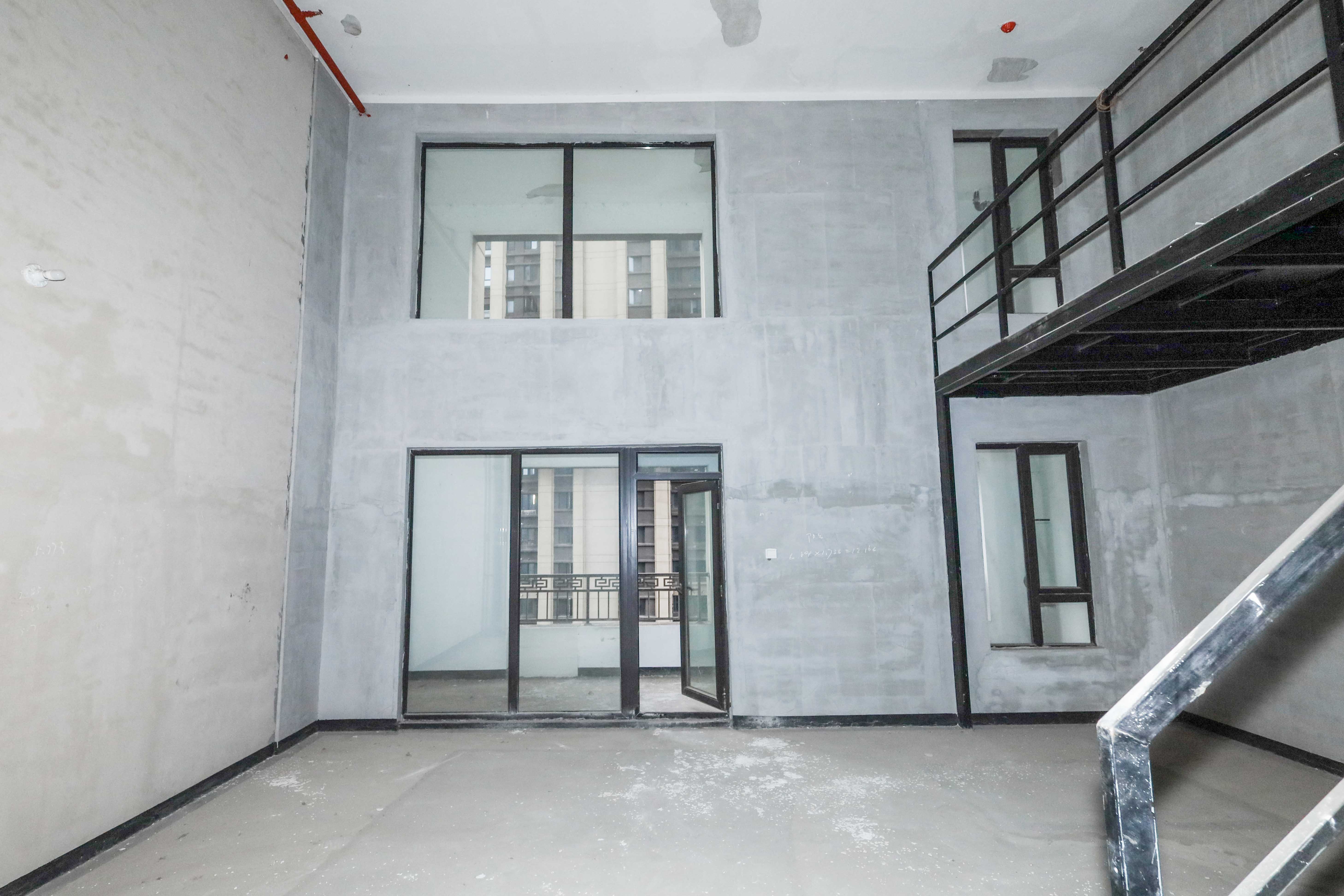 建发央著  4室2厅2卫   245.00万客厅