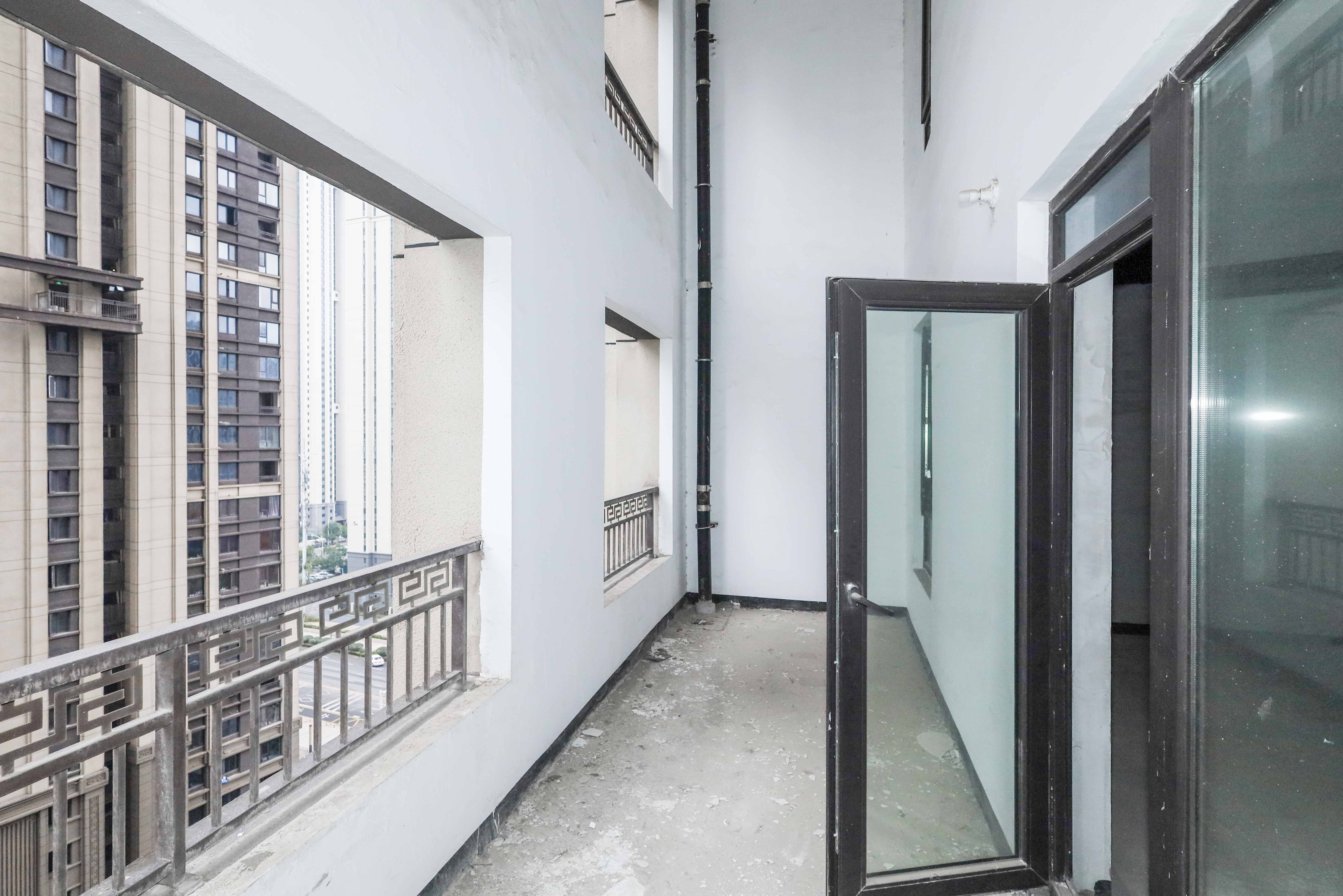建发央著  4室2厅2卫   245.00万阳台