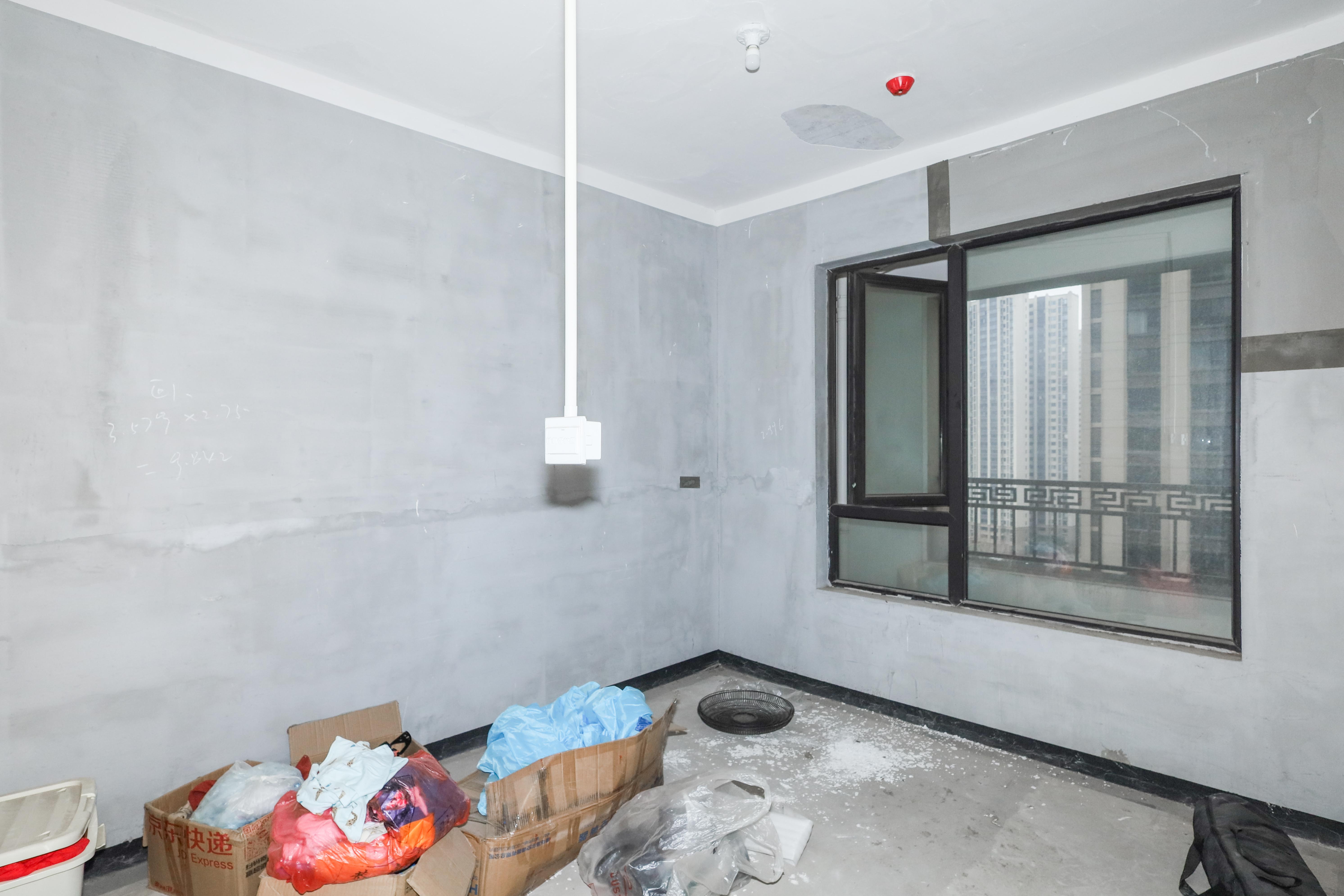 建发央著  4室2厅2卫   245.00万卧室