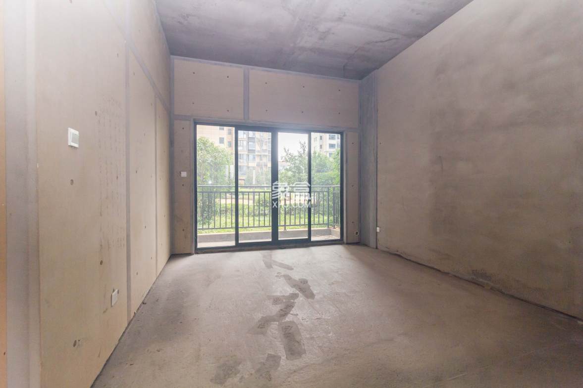 日盛湖湘花苑  4室2厅2卫    78.0万 日盛湖湘花苑  4室2厅2卫    78.0万客厅