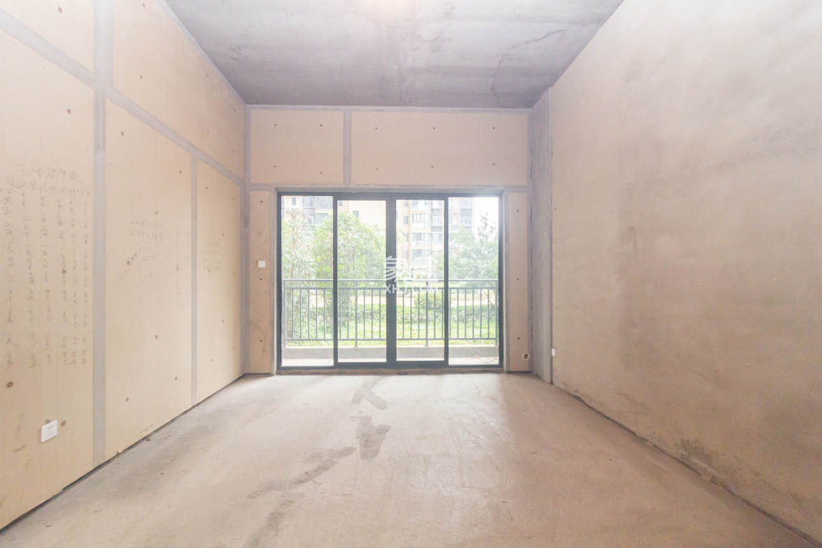 日盛湖湘花苑  4室2厅2卫    78.0万 日盛湖湘花苑  4室2厅2卫    78.0万客厅