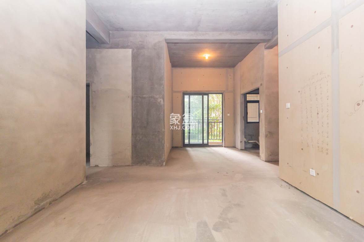 日盛湖湘花苑  4室2厅2卫    78.0万 日盛湖湘花苑  4室2厅2卫    78.0万客厅