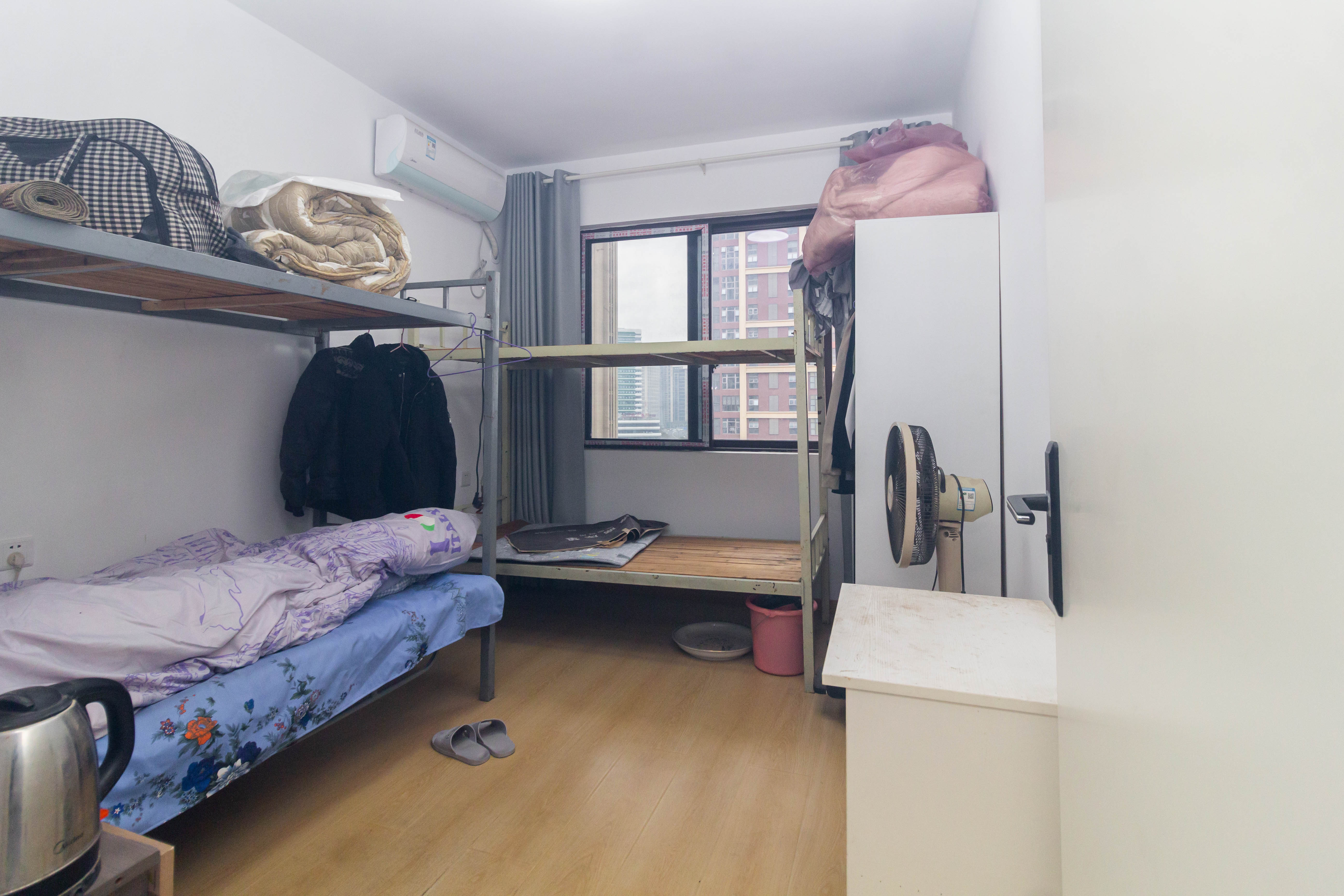 东方美地  5室2厅2卫   135.00万卧室