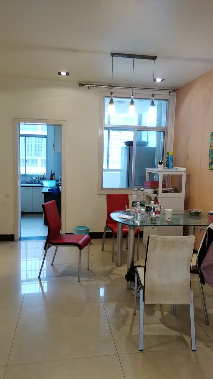 龙泉花园  4室2厅2卫    69.8万 龙泉花园  4室2厅2卫    69.8万客厅