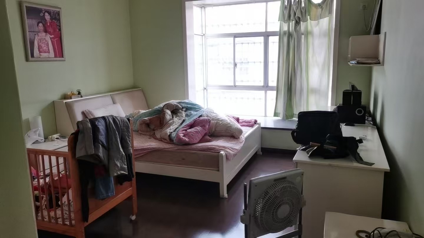 龙泉花园  4室2厅2卫    69.8万 龙泉花园  4室2厅2卫    69.8万室内图1