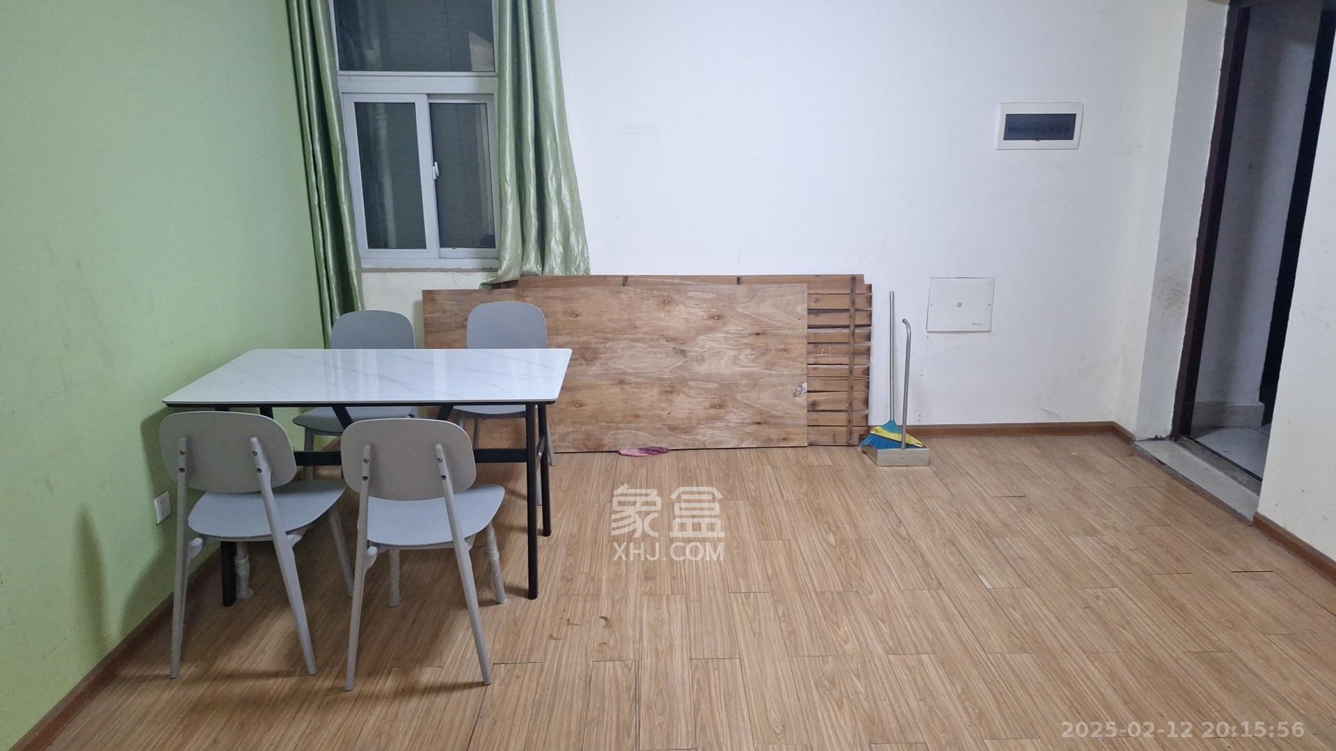 骑龙安置小区  3室2厅2卫   2000.00元/月室内图