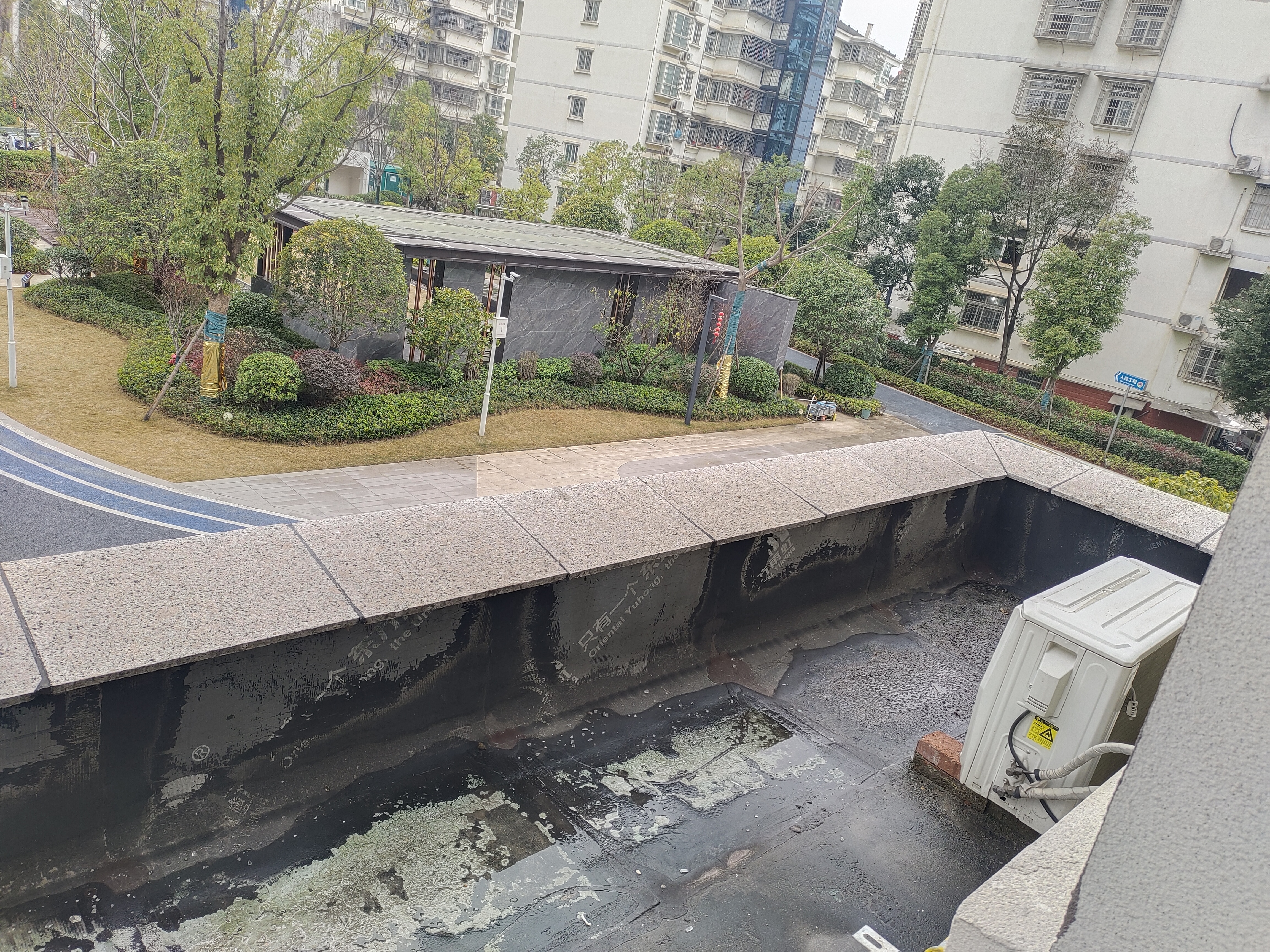 芷兰公馆西区  3室2厅2卫   80.00万客厅