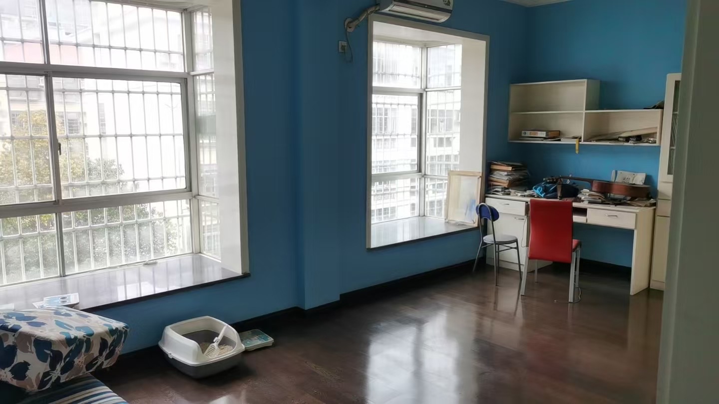 龙泉花园  4室2厅2卫    69.8万 龙泉花园  4室2厅2卫    69.8万客厅