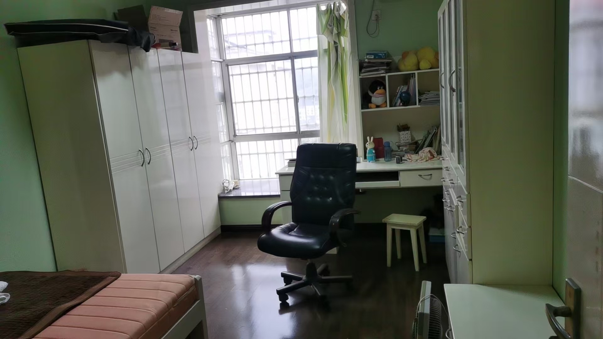 龙泉花园  4室2厅2卫    69.8万 龙泉花园  4室2厅2卫    69.8万客厅