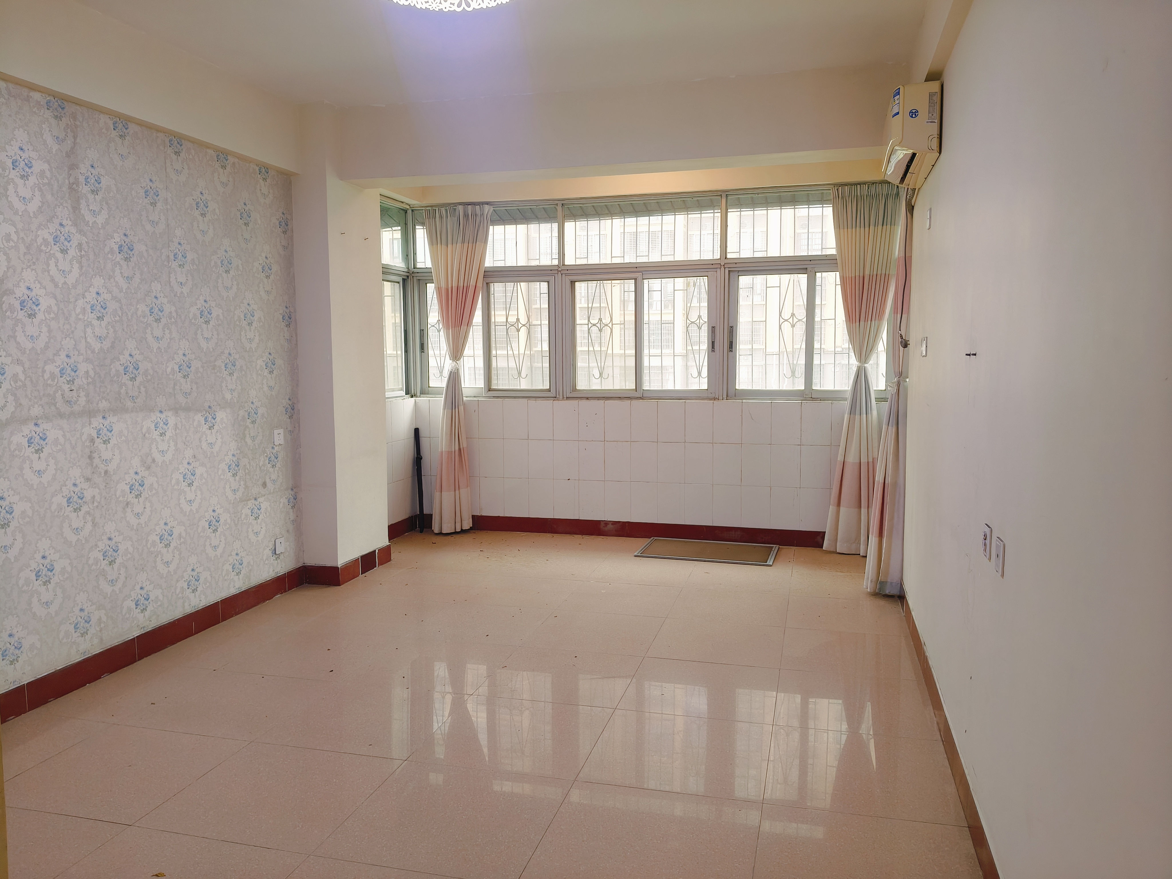 工人疗养院 3室2厅2卫 2300.0元/月 工人疗养院 3室2厅2卫 2300.0元/月室内图