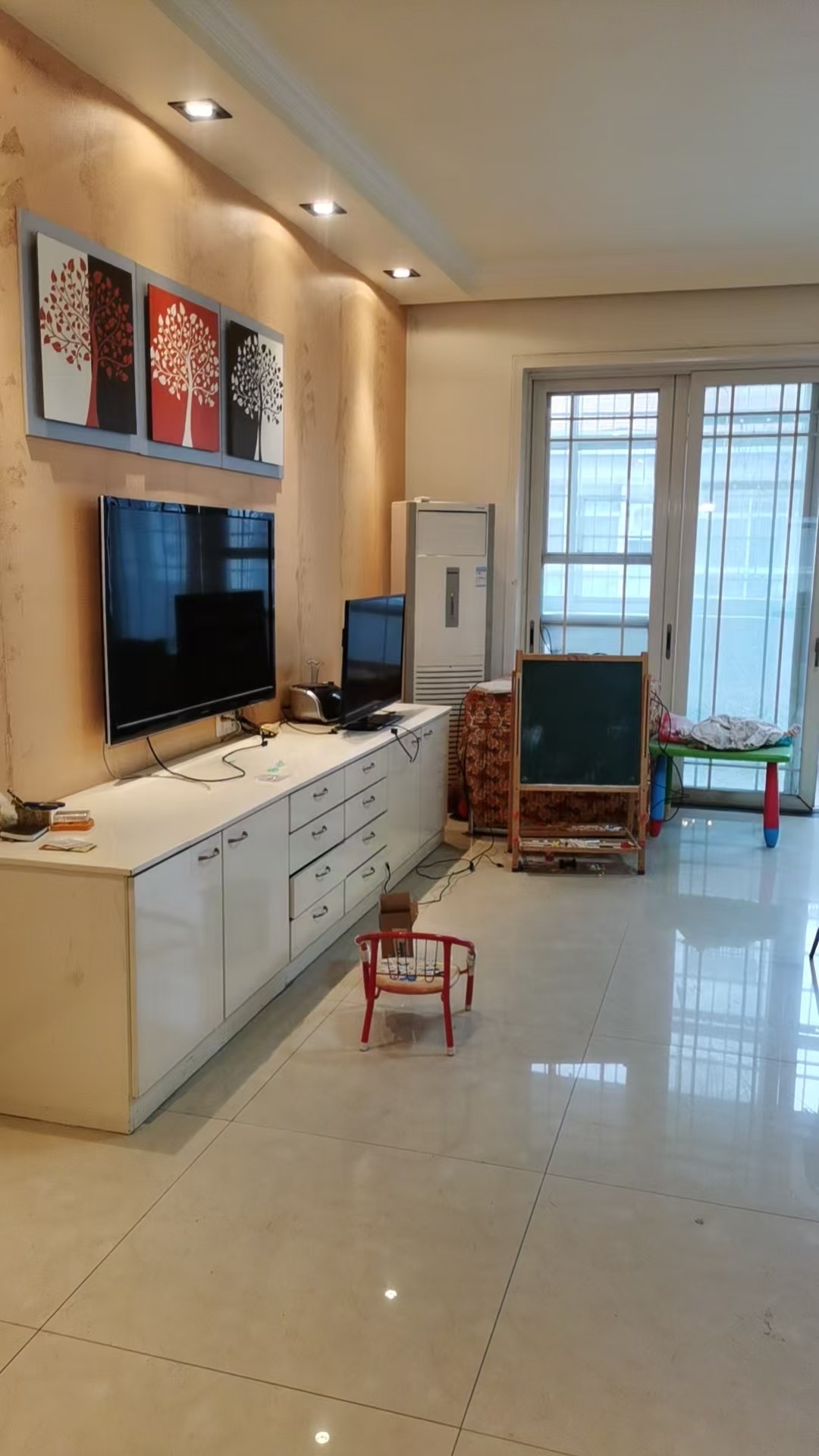 龙泉花园  4室2厅2卫    69.8万 龙泉花园  4室2厅2卫    69.8万客厅