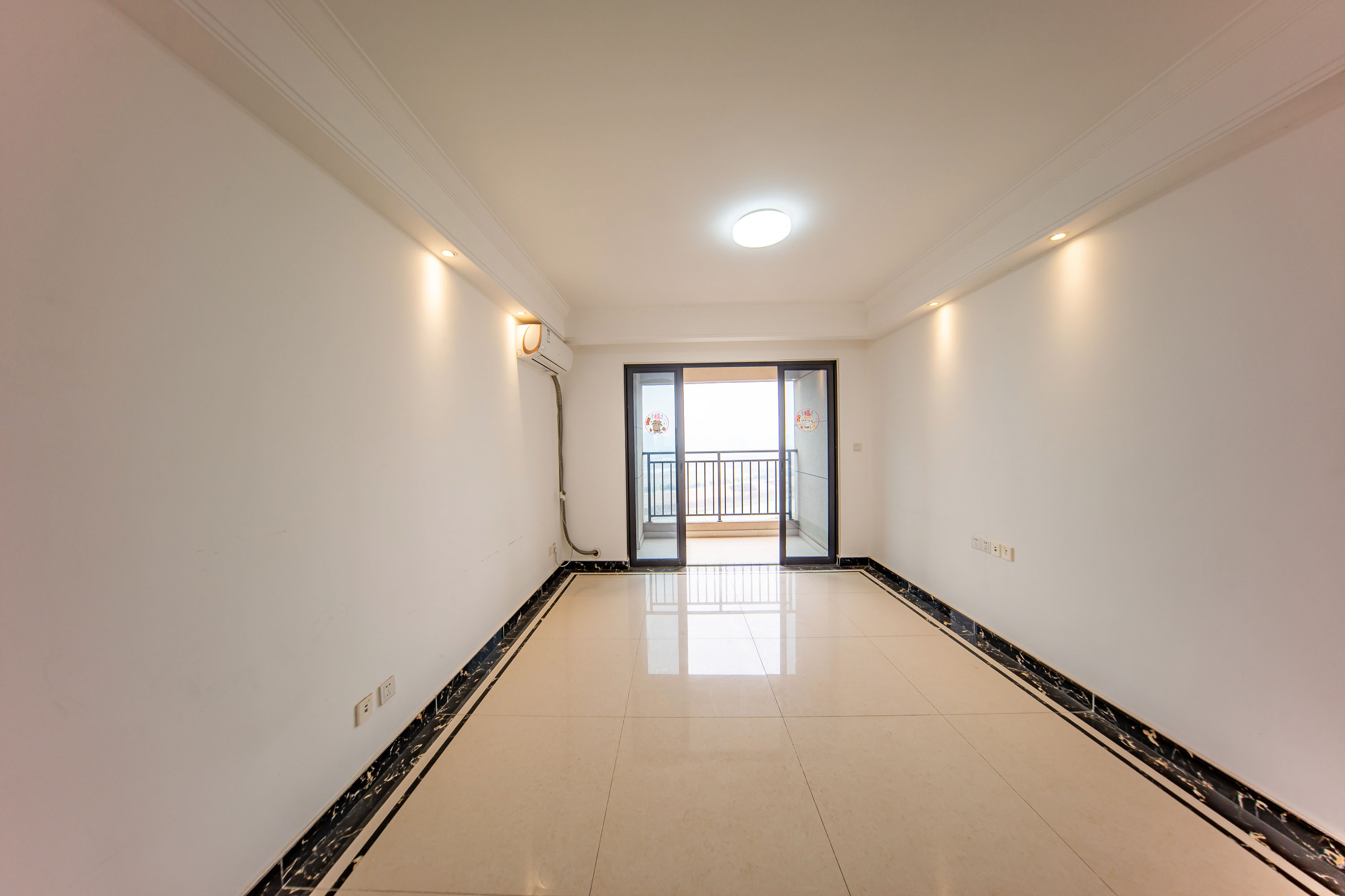 中海国际五期 3室2厅1卫 84.0万 中海国际五期 3室2厅1卫 84.0万客厅