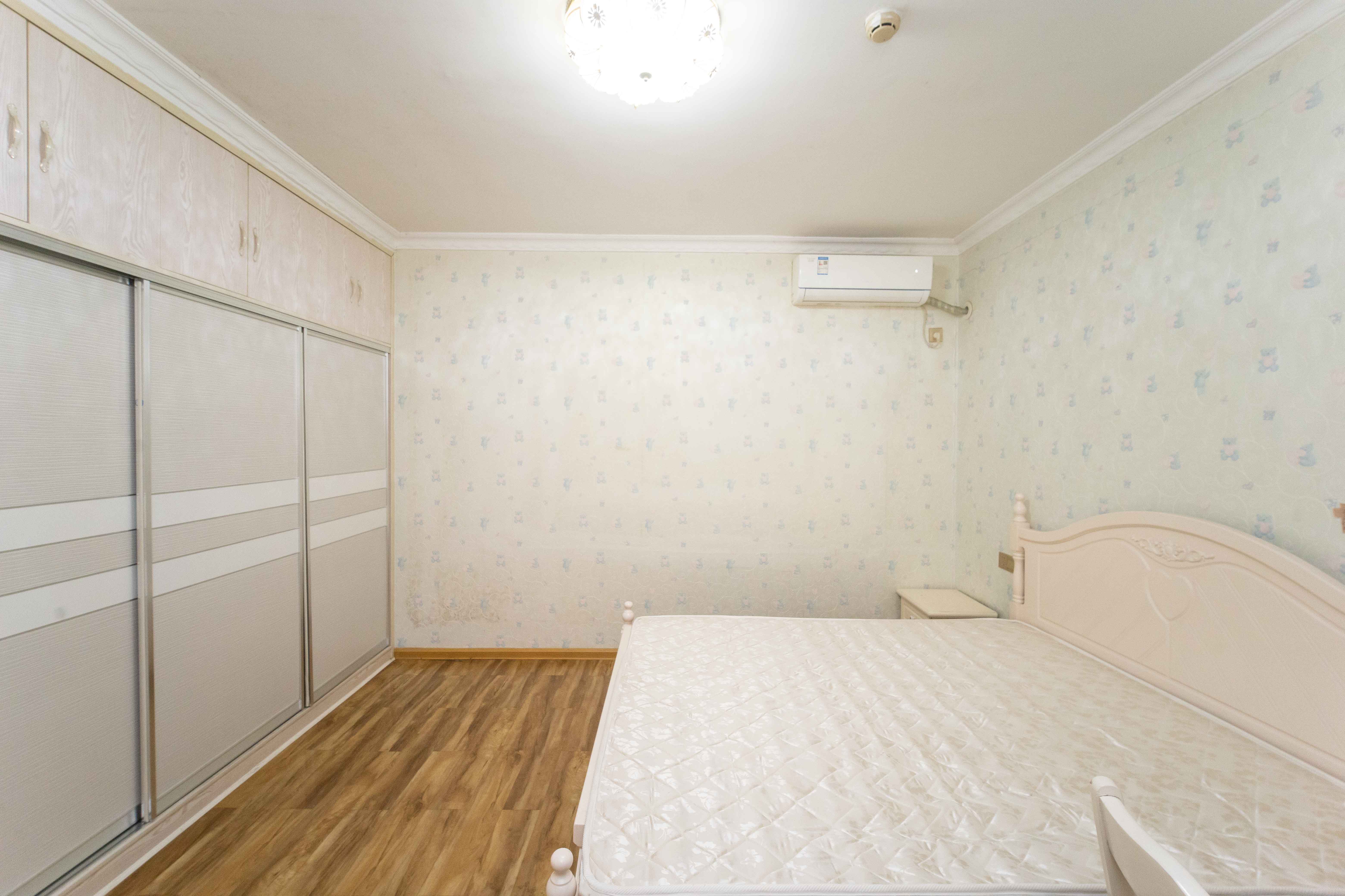 上河国际F座  2室2厅1卫   75.00万卧室
