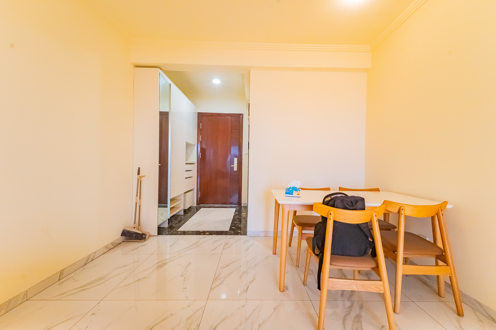 碧桂园中央花园 3室2厅2卫 85.8万 碧桂园中央花园 3室2厅2卫 85.8万客厅