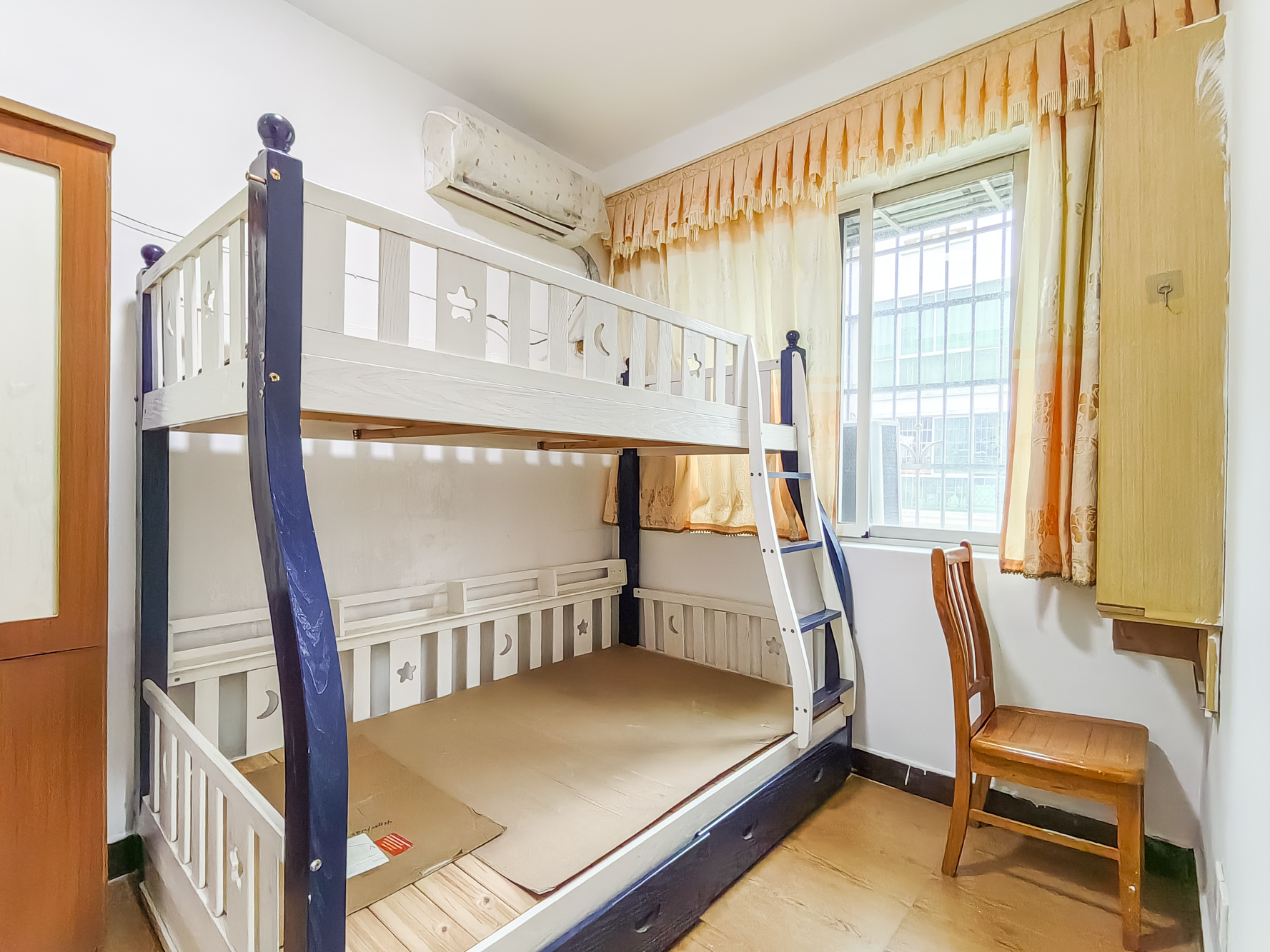 中南汽车世界  3室2厅2卫    41.8万 中南汽车世界  3室2厅2卫    41.8万卧室