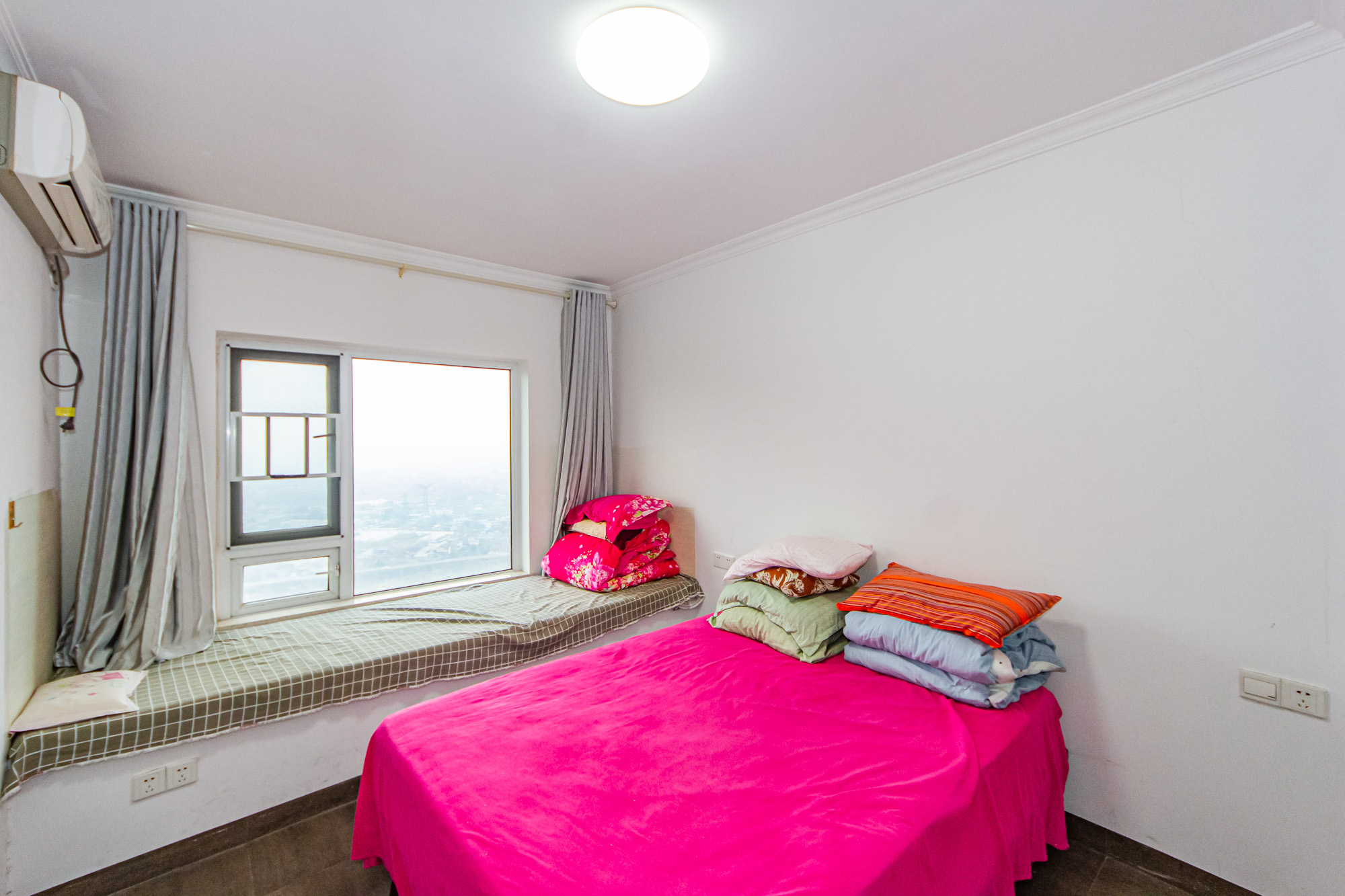 万国城(当代满庭春MOMA)三期  3室2厅1卫    78.0万 万国城(当代满庭春MOMA)三期  3室2厅1卫    78.0万卧室