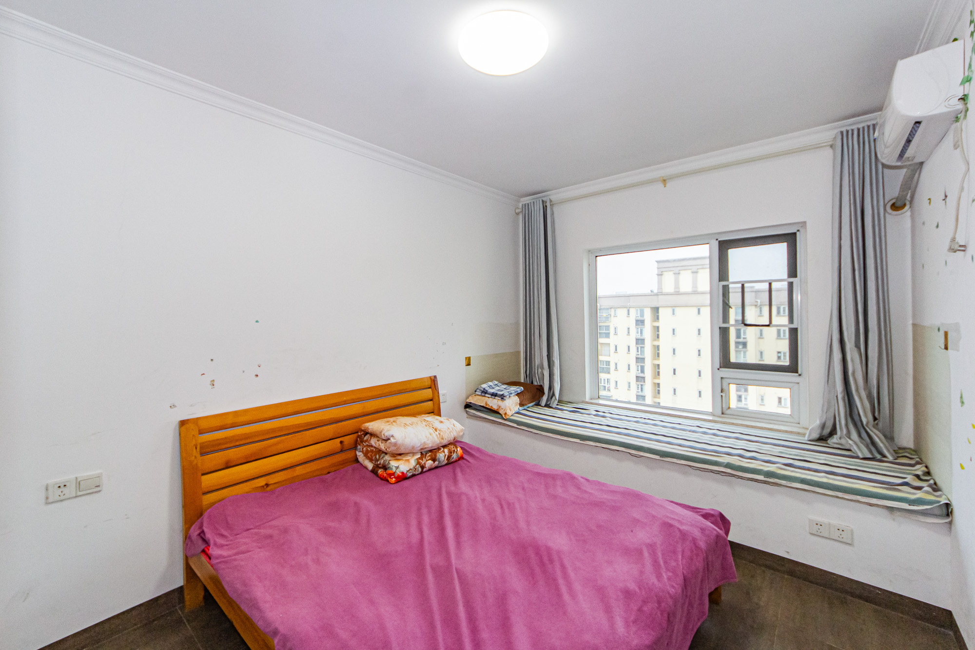 万国城(当代满庭春MOMA)三期  3室2厅1卫    78.0万 万国城(当代满庭春MOMA)三期  3室2厅1卫    78.0万卧室