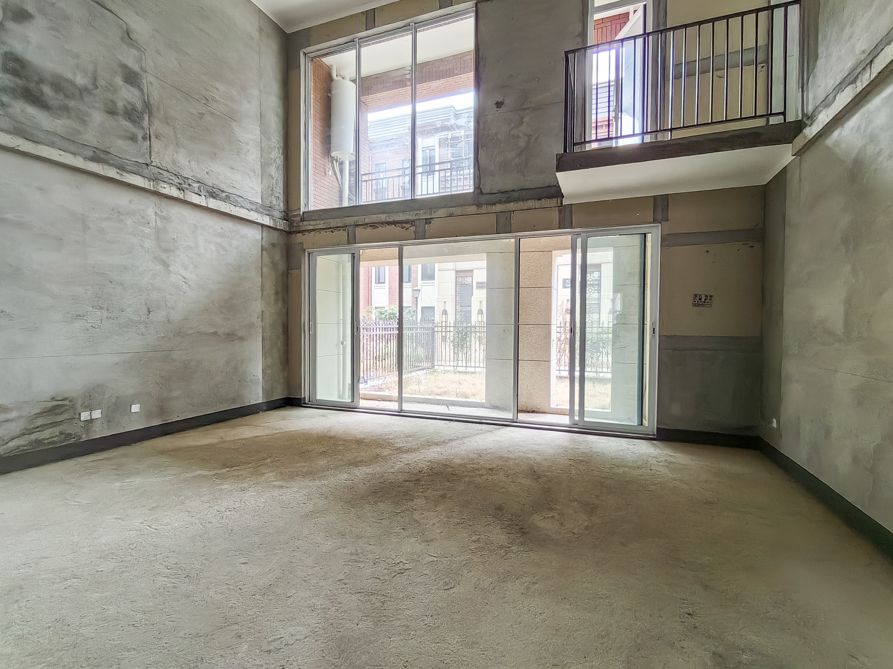 金地艺境  5室2厅3卫    180.0万客厅