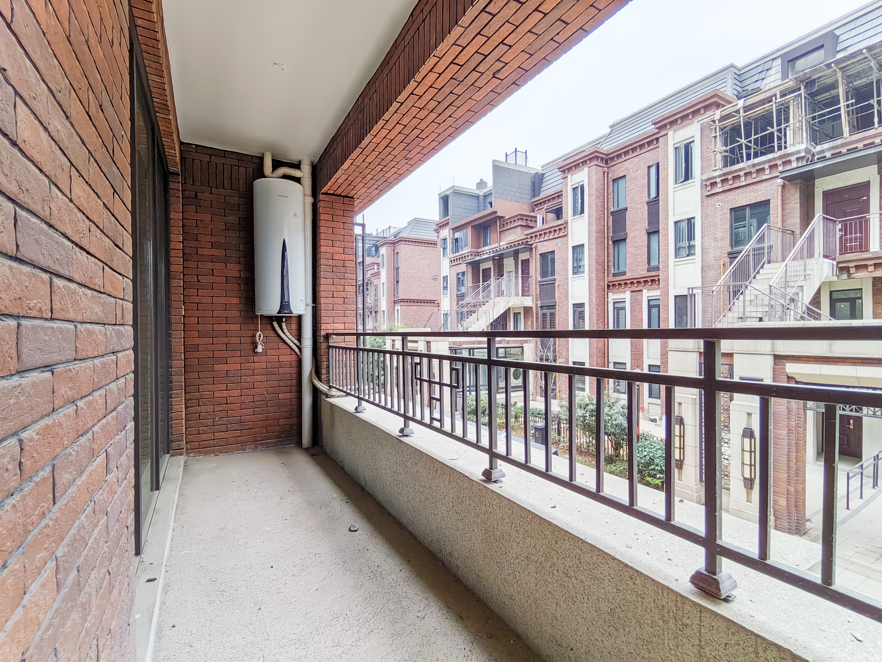 金地艺境  5室2厅3卫    180.0万阳台