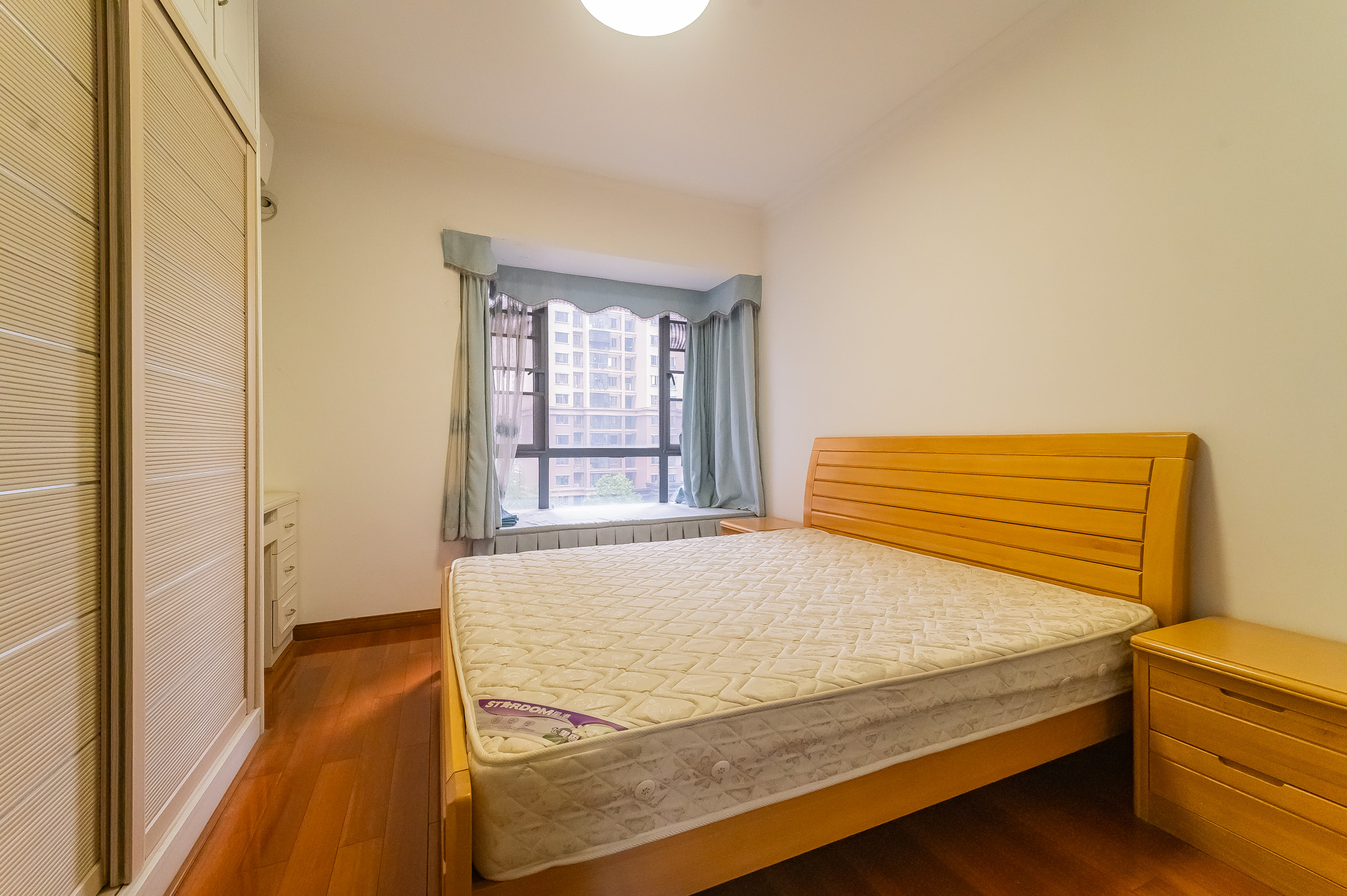 深业睿城 5室2厅2卫 125.8万 深业睿城 5室2厅2卫 125.8万卧室